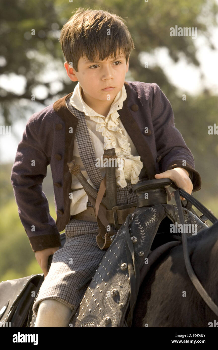 DATE DE SORTIE : Octobre 28, 2005 TITRE DE FILM : La Légende de Zorro STUDIO : Columbia Pictures PLOT : Le légendaire Zorro va au loin sur une autre aventure de protéger l'avenir de la Californie et de ses citoyens. Cette fois, il lutte contre les méchants avec l'aide de sa belle épouse, Elena, et leur jeune fils précoce, Joaquin. Alejandro De LaVega est déchiré entre deux mondes, sa vie comme Zorro et sa vie comme un homme de famille. Réalisé par Martin Campbell. Photo : ADRIAN ALONSO comme Joaquin. (Crédit Image : c Columbia Pictures/photos) Banque D'Images