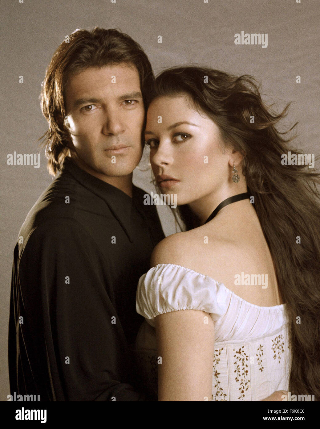 DATE DE SORTIE : Octobre 28, 2005 TITRE DE FILM : La Légende de Zorro STUDIO : Columbia Pictures PLOT : Le légendaire Zorro va au loin sur une autre aventure de protéger l'avenir de la Californie et de ses citoyens. Cette fois, il lutte contre les méchants avec l'aide de sa belle épouse, Elena, et leur jeune fils précoce, Joaquin. Alejandro De LaVega est déchiré entre deux mondes, sa vie comme Zorro et sa vie comme un homme de famille. Réalisé par Martin Campbell. Photo : Antonio Banderas comme Don Alejandro de la Vega et CATHERINE ZETA-JONES alors qu'Elena de La Vega. (Crédit Image : c Columbia Pictures/Ente Banque D'Images