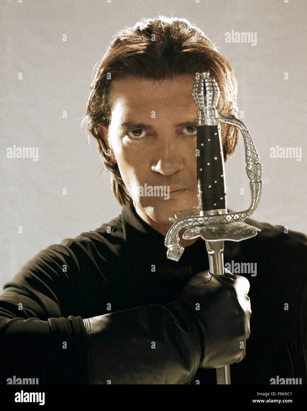 DATE DE SORTIE : Octobre 28, 2005 TITRE DE FILM : La Légende de Zorro STUDIO : Columbia Pictures PLOT : Le légendaire Zorro va au loin sur une autre aventure de protéger l'avenir de la Californie et de ses citoyens. Cette fois, il lutte contre les méchants avec l'aide de sa belle épouse, Elena, et leur jeune fils précoce, Joaquin. Alejandro De LaVega est déchiré entre deux mondes, sa vie comme Zorro et sa vie comme un homme de famille. Réalisé par Martin Campbell. Photo : Antonio Banderas comme Don Alejandro de la Vega. (Crédit Image : c Columbia Pictures/photos) Banque D'Images