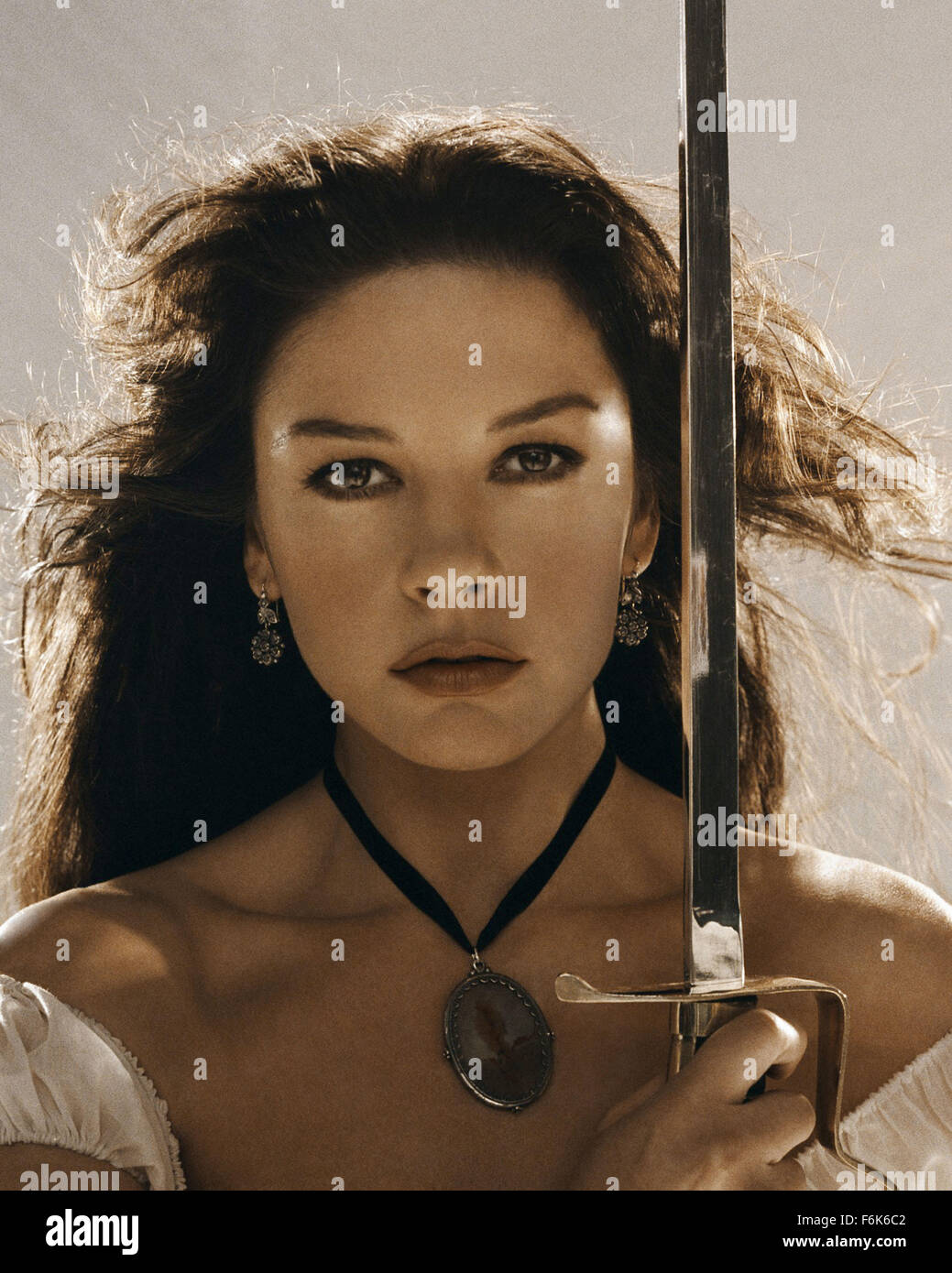 DATE DE SORTIE : Octobre 28, 2005 TITRE DE FILM : La Légende de Zorro STUDIO : Columbia Pictures PLOT : Le légendaire Zorro va au loin sur une autre aventure de protéger l'avenir de la Californie et de ses citoyens. Cette fois, il lutte contre les méchants avec l'aide de sa belle épouse, Elena, et leur jeune fils précoce, Joaquin. Alejandro De LaVega est déchiré entre deux mondes, sa vie comme Zorro et sa vie comme un homme de famille. Réalisé par Martin Campbell. Photo : CATHERINE ZETA-JONES alors qu'Elena de La Vega. (Crédit Image : c Columbia Pictures/photos) Banque D'Images