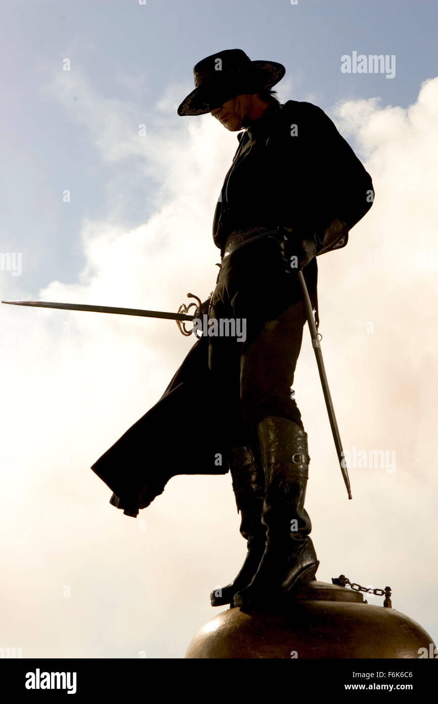 DATE DE SORTIE : Octobre 28, 2005 TITRE DE FILM : La Légende de Zorro STUDIO : Columbia Pictures PLOT : Le légendaire Zorro va au loin sur une autre aventure de protéger l'avenir de la Californie et de ses citoyens. Cette fois, il lutte contre les méchants avec l'aide de sa belle épouse, Elena, et leur jeune fils précoce, Joaquin. Alejandro De LaVega est déchiré entre deux mondes, sa vie comme Zorro et sa vie comme un homme de famille. Réalisé par Martin Campbell. Photo : Antonio Banderas comme Zorro. (Crédit Image : c Columbia Pictures/photos) Banque D'Images