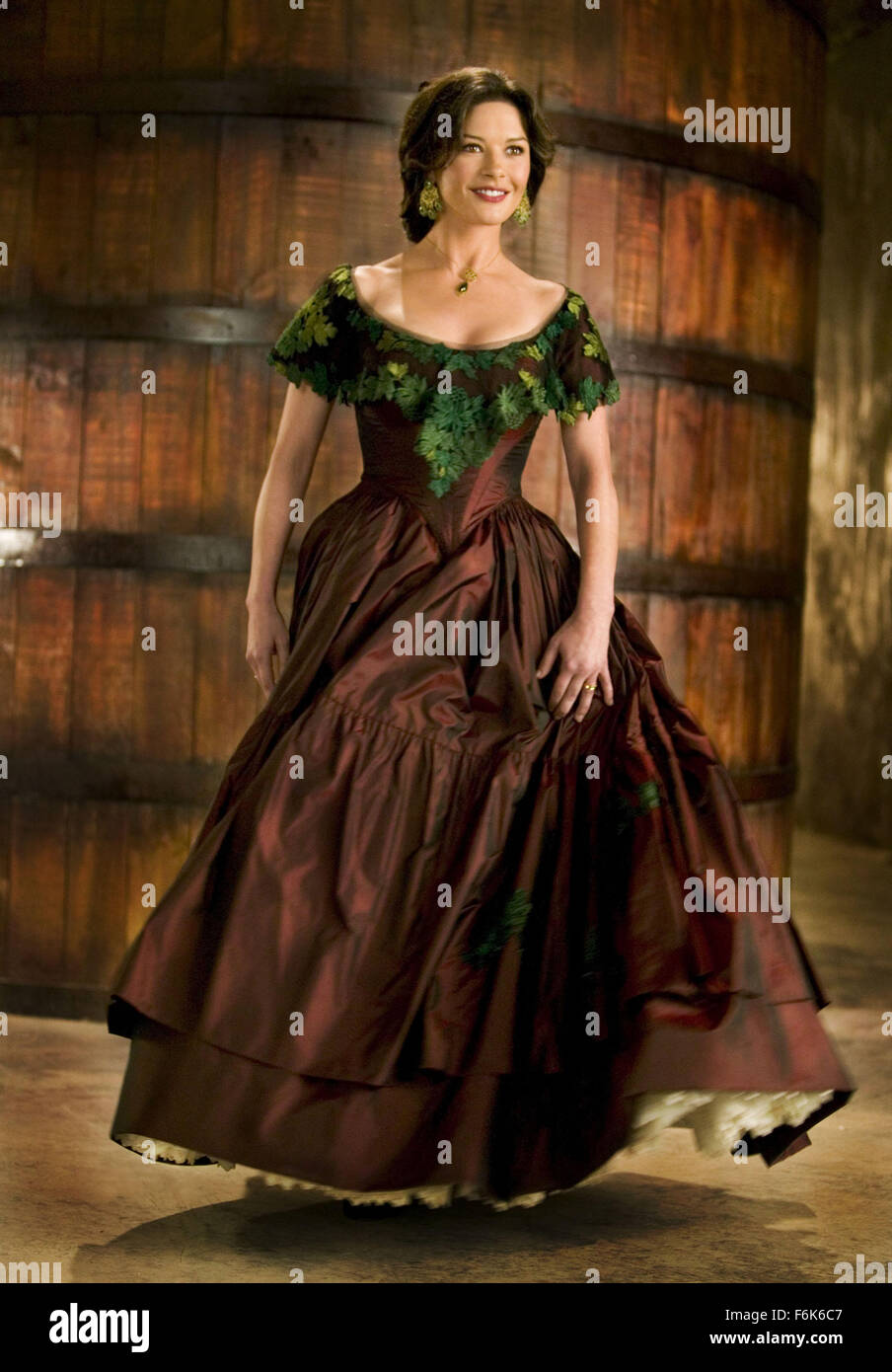 DATE DE SORTIE : Octobre 28, 2005 TITRE DE FILM : La Légende de Zorro STUDIO : Columbia Pictures PLOT : Le légendaire Zorro va au loin sur une autre aventure de protéger l'avenir de la Californie et de ses citoyens. Cette fois, il lutte contre les méchants avec l'aide de sa belle épouse, Elena, et leur jeune fils précoce, Joaquin. Alejandro De LaVega est déchiré entre deux mondes, sa vie comme Zorro et sa vie comme un homme de famille. Réalisé par Martin Campbell. Photo : CATHERINE ZETA-JONES alors qu'Elena de La Vega. (Crédit Image : c Columbia Pictures/photos) Banque D'Images