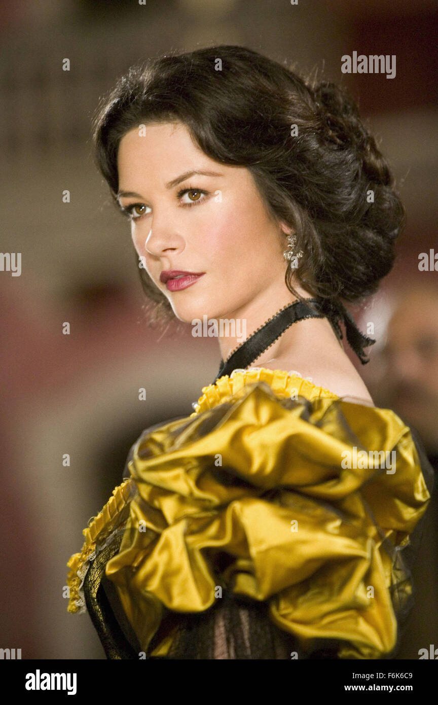 DATE DE SORTIE : Octobre 28, 2005 TITRE DE FILM : La Légende de Zorro STUDIO : Columbia Pictures PLOT : Le légendaire Zorro va au loin sur une autre aventure de protéger l'avenir de la Californie et de ses citoyens. Cette fois, il lutte contre les méchants avec l'aide de sa belle épouse, Elena, et leur jeune fils précoce, Joaquin. Alejandro De LaVega est déchiré entre deux mondes, sa vie comme Zorro et sa vie comme un homme de famille. Réalisé par Martin Campbell. Photo : CATHERINE ZETA-JONES alors qu'Elena de La Vega. (Crédit Image : c Columbia Pictures/photos) Banque D'Images