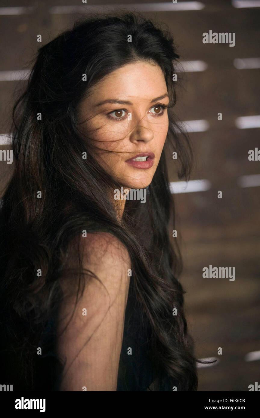 DATE DE SORTIE : Octobre 28, 2005 TITRE DE FILM : La Légende de Zorro STUDIO : Columbia Pictures PLOT : Le légendaire Zorro va au loin sur une autre aventure de protéger l'avenir de la Californie et de ses citoyens. Cette fois, il lutte contre les méchants avec l'aide de sa belle épouse, Elena, et leur jeune fils précoce, Joaquin. Alejandro De LaVega est déchiré entre deux mondes, sa vie comme Zorro et sa vie comme un homme de famille. Réalisé par Martin Campbell. Photo : CATHERINE ZETA-JONES alors qu'Elena de La Vega. (Crédit Image : c Columbia Pictures/photos) Banque D'Images