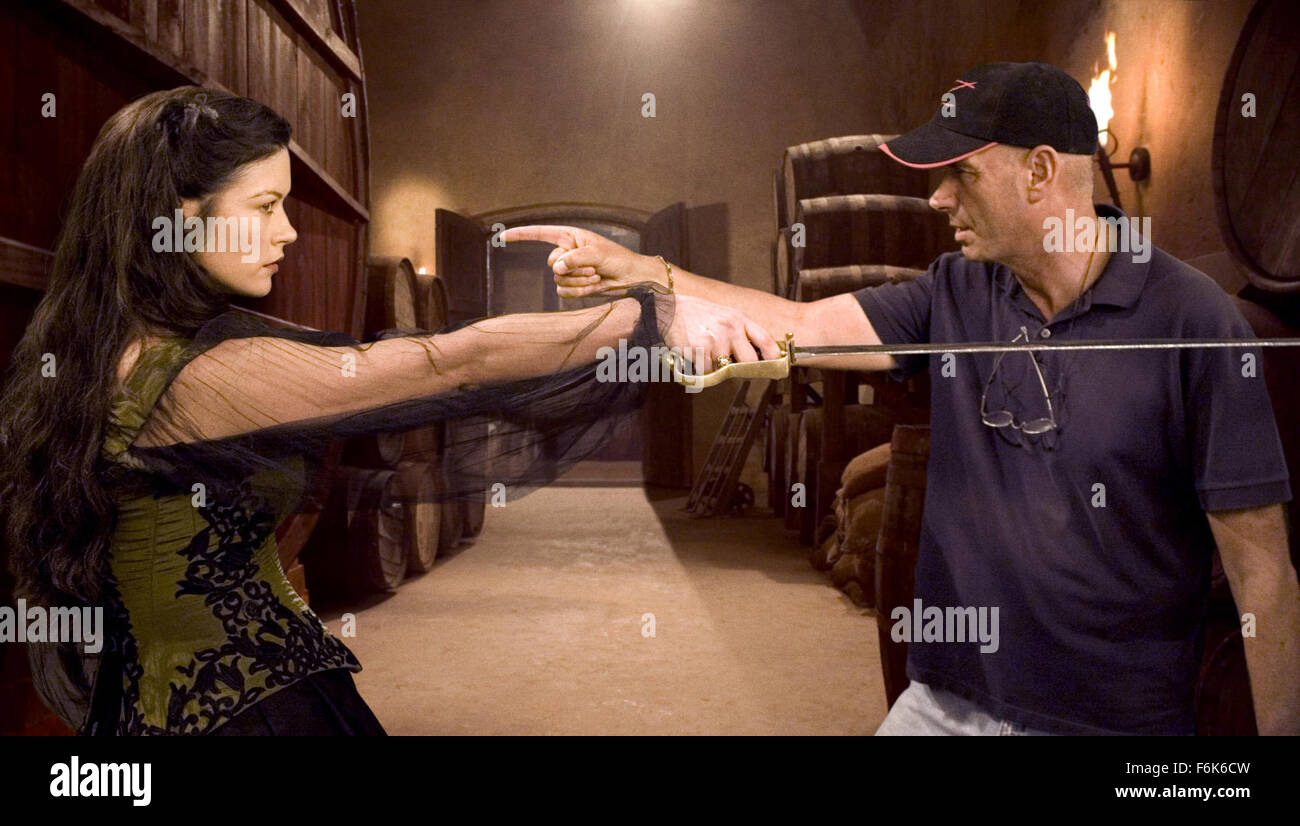 DATE DE SORTIE : Octobre 28, 2005 TITRE DE FILM : La Légende de Zorro STUDIO : Columbia Pictures PLOT : Le légendaire Zorro va au loin sur une autre aventure de protéger l'avenir de la Californie et de ses citoyens. Cette fois, il lutte contre les méchants avec l'aide de sa belle épouse, Elena, et leur jeune fils précoce, Joaquin. Alejandro De LaVega est déchiré entre deux mondes, sa vie comme Zorro et sa vie comme un homme de famille. Réalisé par Martin Campbell. Directeur photo : MARTIN CAMPBELL avec l'actrice CATHERINE ZETA-JONES comme Elena de La Vega sur l'ensemble. (Crédit Image : c Columbia Pictures/Ente Banque D'Images