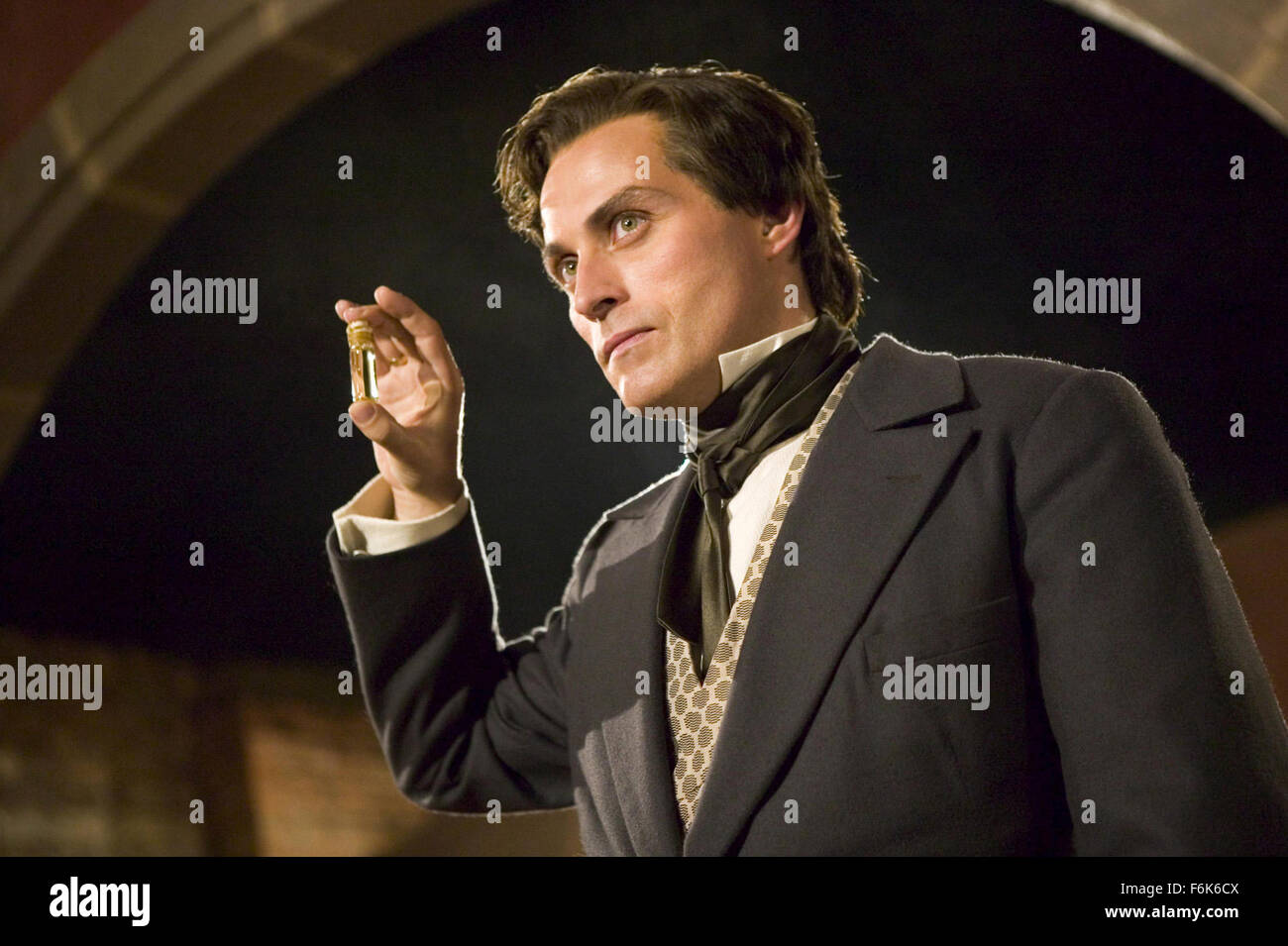 DATE DE SORTIE : Octobre 28, 2005 TITRE DE FILM : La Légende de Zorro STUDIO : Columbia Pictures PLOT : Le légendaire Zorro va au loin sur une autre aventure de protéger l'avenir de la Californie et de ses citoyens. Cette fois, il lutte contre les méchants avec l'aide de sa belle épouse, Elena, et leur jeune fils précoce, Joaquin. Alejandro De LaVega est déchiré entre deux mondes, sa vie comme Zorro et sa vie comme un homme de famille. Réalisé par Martin Campbell. Photo : Michael EMERSON comme Harrigan. (Crédit Image : c Columbia Pictures/photos) Banque D'Images