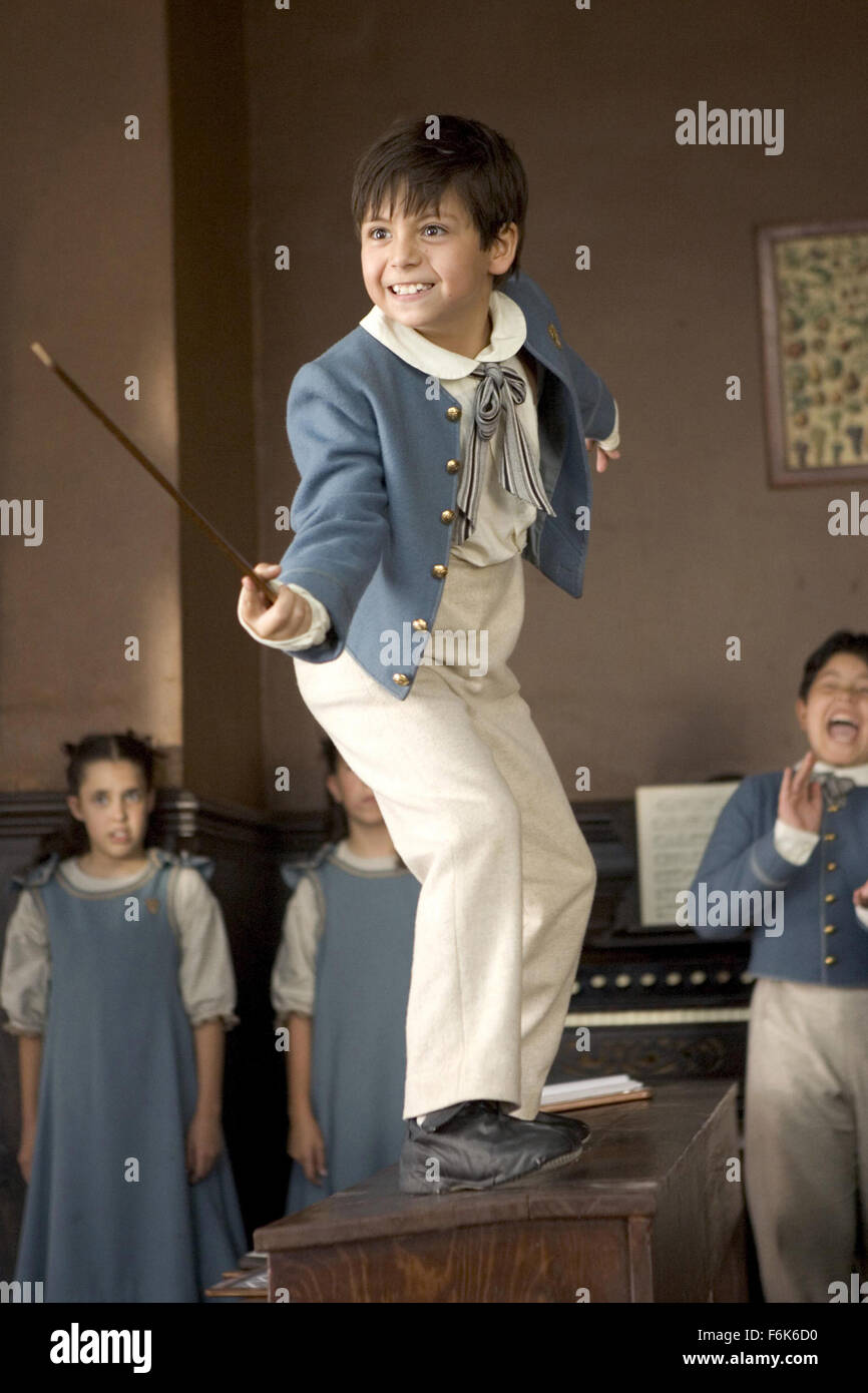 DATE DE SORTIE : Octobre 28, 2005 TITRE DE FILM : La Légende de Zorro STUDIO : Columbia Pictures PLOT : Le légendaire Zorro va au loin sur une autre aventure de protéger l'avenir de la Californie et de ses citoyens. Cette fois, il lutte contre les méchants avec l'aide de sa belle épouse, Elena, et leur jeune fils précoce, Joaquin. Alejandro De LaVega est déchiré entre deux mondes, sa vie comme Zorro et sa vie comme un homme de famille. Réalisé par Martin Campbell. Photo : ADRIAN ALONSO comme Joaquin de la Vega. (Crédit Image : c Columbia Pictures/photos) Banque D'Images