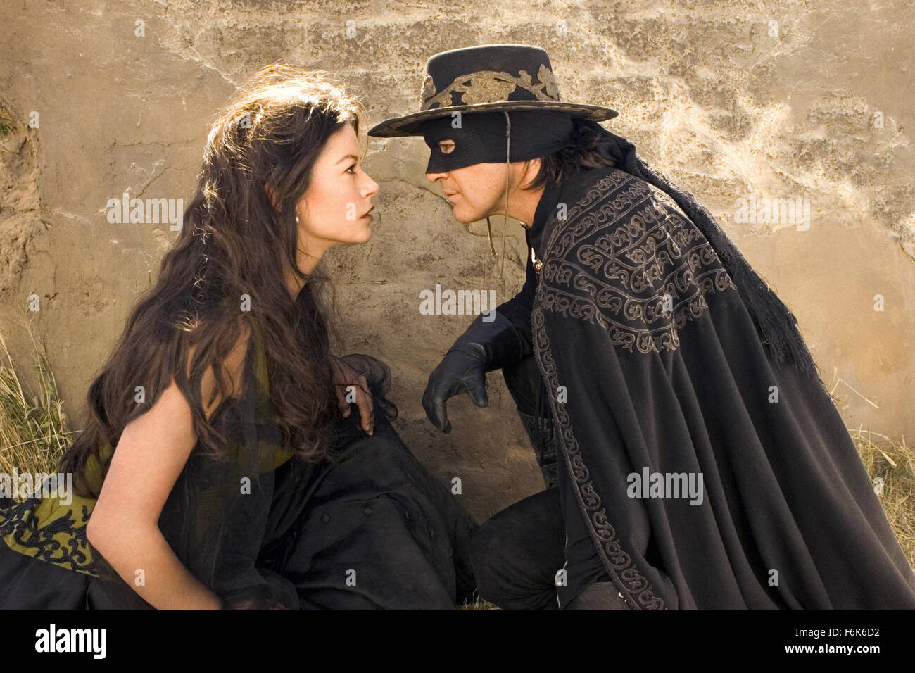 DATE DE SORTIE : Octobre 28, 2005 TITRE DE FILM : La Légende de Zorro STUDIO : Columbia Pictures PLOT : Le légendaire Zorro va au loin sur une autre aventure de protéger l'avenir de la Californie et de ses citoyens. Cette fois, il lutte contre les méchants avec l'aide de sa belle épouse, Elena, et leur jeune fils précoce, Joaquin. Alejandro De LaVega est déchiré entre deux mondes, sa vie comme Zorro et sa vie comme un homme de famille. Réalisé par Martin Campbell. Sur la photo : affiche de film avec CATHERINE ZETA-JONES comme Elena de La Vega et Antonio Banderas comme Zorro. (Crédit Image : c Columbia Pictures/Entrée Banque D'Images