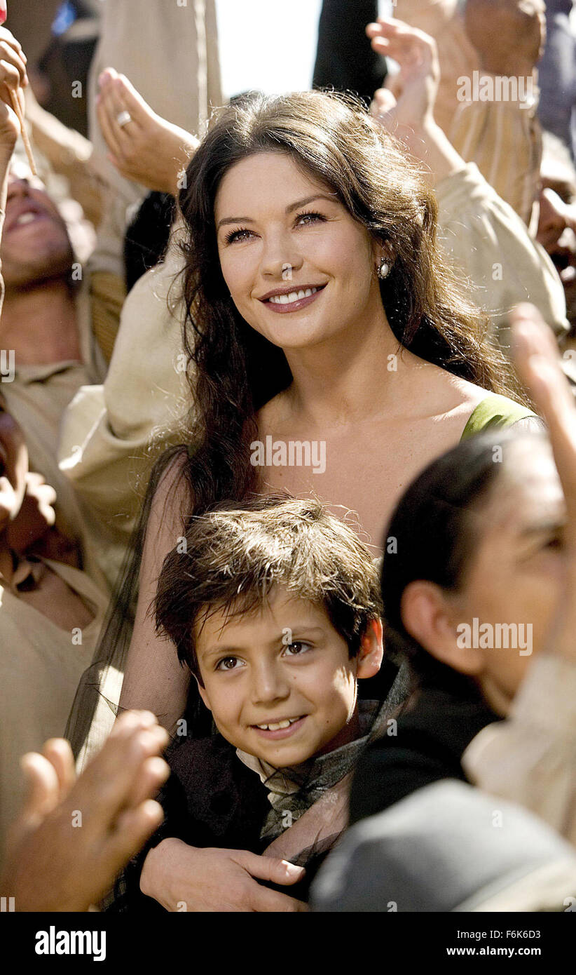 DATE DE SORTIE : Octobre 28, 2005 TITRE DE FILM : La Légende de Zorro STUDIO : Columbia Pictures PLOT : Le légendaire Zorro va au loin sur une autre aventure de protéger l'avenir de la Californie et de ses citoyens. Cette fois, il lutte contre les méchants avec l'aide de sa belle épouse, Elena, et leur jeune fils précoce, Joaquin. Alejandro De LaVega est déchiré entre deux mondes, sa vie comme Zorro et sa vie comme un homme de famille. Réalisé par Martin Campbell. Photo : CATHERINE ZETA-JONES comme Elena de La Vega et Adrian Alonso comme Joaquin de la Vega. (Crédit Image : c/Columbia Pictures Entertainment Banque D'Images