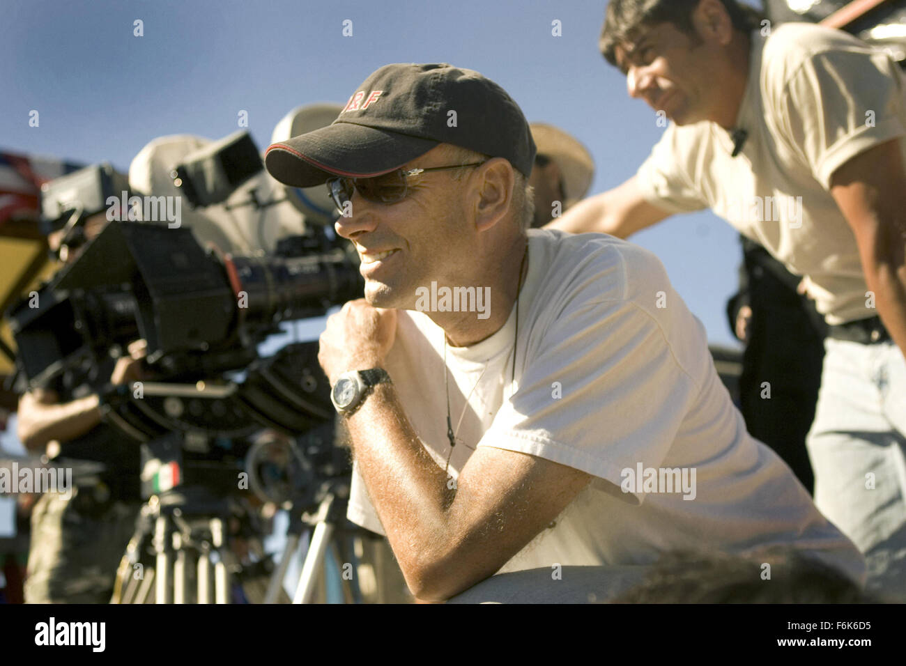DATE DE SORTIE : Octobre 28, 2005 TITRE DE FILM : La Légende de Zorro STUDIO : Columbia Pictures PLOT : Le légendaire Zorro va au loin sur une autre aventure de protéger l'avenir de la Californie et de ses citoyens. Cette fois, il lutte contre les méchants avec l'aide de sa belle épouse, Elena, et leur jeune fils précoce, Joaquin. Alejandro De LaVega est déchiré entre deux mondes, sa vie comme Zorro et sa vie comme un homme de famille. Réalisé par Martin Campbell. Directeur photo : Martin Campbell sur le plateau. (Crédit Image : c Columbia Pictures/photos) Banque D'Images