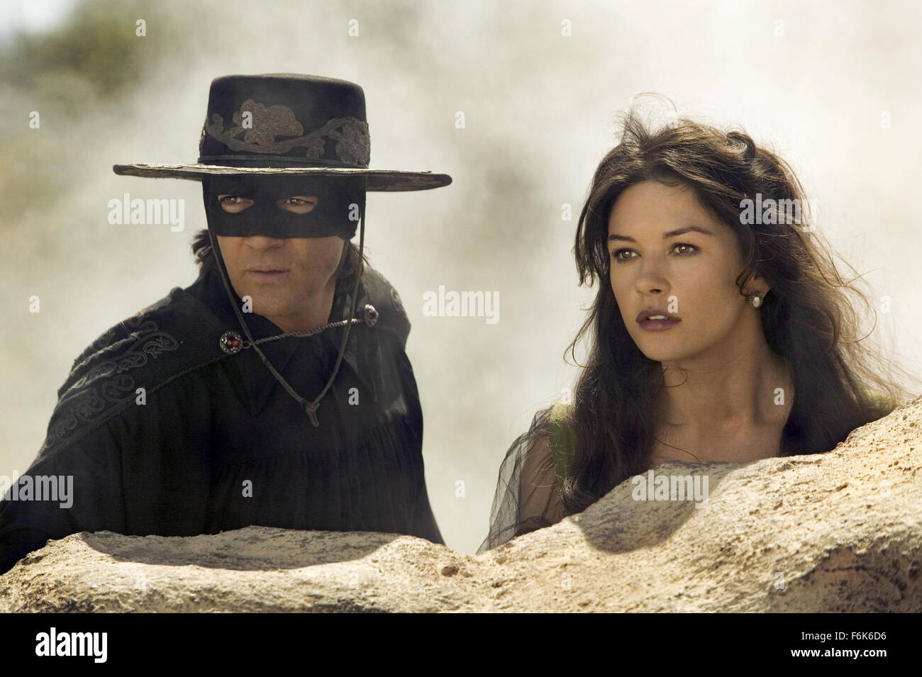 DATE DE SORTIE : Octobre 28, 2005 TITRE DE FILM : La Légende de Zorro STUDIO : Columbia Pictures PLOT : Le légendaire Zorro va au loin sur une autre aventure de protéger l'avenir de la Californie et de ses citoyens. Cette fois, il lutte contre les méchants avec l'aide de sa belle épouse, Elena, et leur jeune fils précoce, Joaquin. Alejandro De LaVega est déchiré entre deux mondes, sa vie comme Zorro et sa vie comme un homme de famille. Réalisé par Martin Campbell. Photo : CATHERINE ZETA-JONES comme Elena de La Vega et Antonio Banderas comme Zorro. (Crédit Image : c Columbia Pictures/images/ Banque D'Images