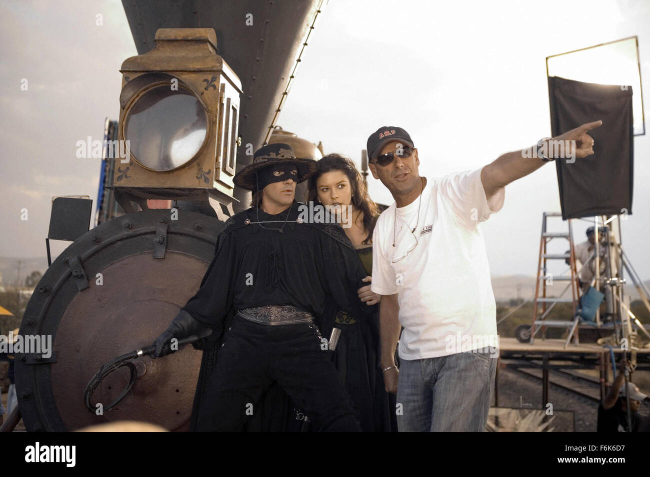 DATE DE SORTIE : Octobre 28, 2005 TITRE DE FILM : La Légende de Zorro STUDIO : Columbia Pictures PLOT : Le légendaire Zorro va au loin sur une autre aventure de protéger l'avenir de la Californie et de ses citoyens. Cette fois, il lutte contre les méchants avec l'aide de sa belle épouse, Elena, et leur jeune fils précoce, Joaquin. Alejandro De LaVega est déchiré entre deux mondes, sa vie comme Zorro et sa vie comme un homme de famille. Réalisé par Martin Campbell. Photo : CATHERINE ZETA-JONES comme Elena de La Vega et Antonio Banderas comme Zorro avec le réalisateur Martin Campbell. (Crédit Image : c Colombie-britannique Pi Banque D'Images