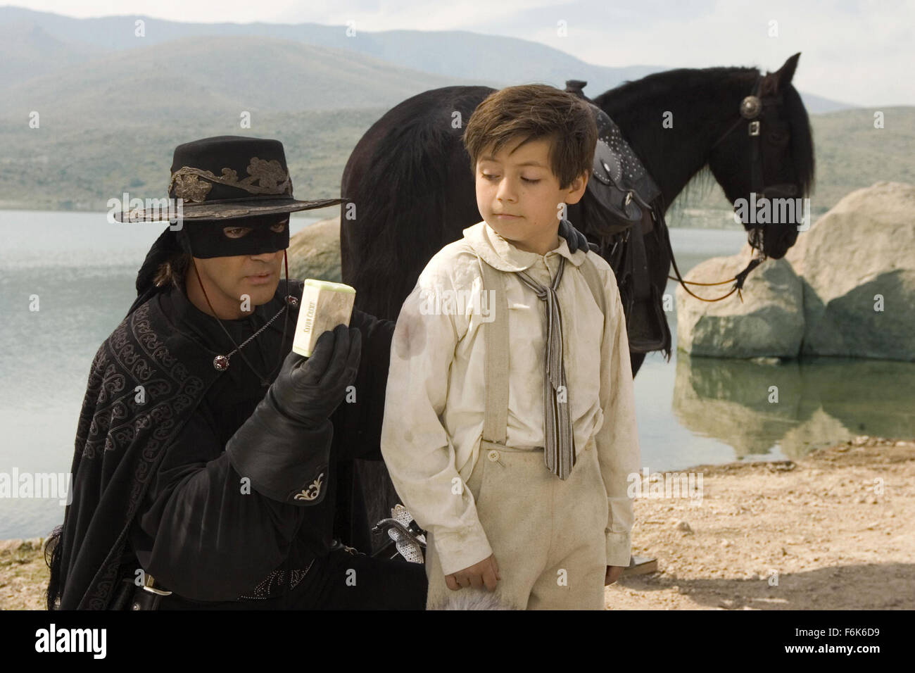 DATE DE SORTIE : Octobre 28, 2005 TITRE DE FILM : La Légende de Zorro STUDIO : Columbia Pictures PLOT : Le légendaire Zorro va au loin sur une autre aventure de protéger l'avenir de la Californie et de ses citoyens. Cette fois, il lutte contre les méchants avec l'aide de sa belle épouse, Elena, et leur jeune fils précoce, Joaquin. Alejandro De LaVega est déchiré entre deux mondes, sa vie comme Zorro et sa vie comme un homme de famille. Réalisé par Martin Campbell. Photo : Antonio Banderas comme Zorro et Adrian Alonso comme Joaquin de la Vega. (Crédit Image : c Columbia Pictures/Photos/P Banque D'Images