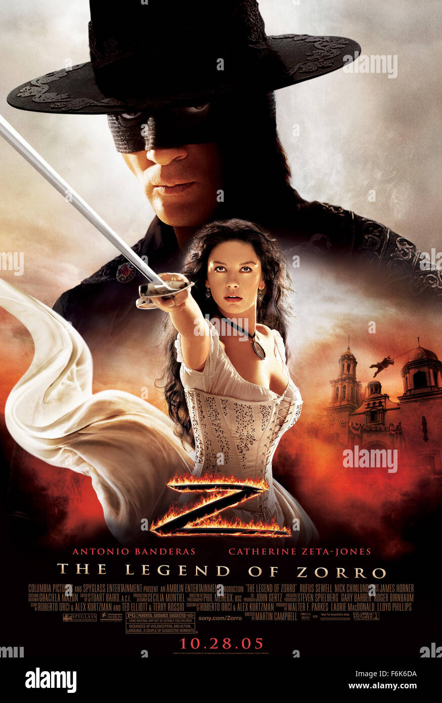 DATE DE SORTIE : Octobre 28, 2005 TITRE DE FILM : La Légende de Zorro STUDIO : Columbia Pictures PLOT : Le légendaire Zorro va au loin sur une autre aventure de protéger l'avenir de la Californie et de ses citoyens. Cette fois, il lutte contre les méchants avec l'aide de sa belle épouse, Elena, et leur jeune fils précoce, Joaquin. Alejandro De LaVega est déchiré entre deux mondes, sa vie comme Zorro et sa vie comme un homme de famille. Réalisé par Martin Campbell. Sur la photo : affiche de film avec CATHERINE ZETA-JONES comme Elena de La Vega et Antonio Banderas comme Zorro. (Crédit Image : c Columbia Pictures/Entrée Banque D'Images