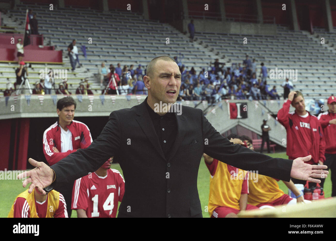 DATE DE SORTIE : Mars 17, 2006. Titre du film : Elle est l'homme. STUDIO : DreamWorks. Résumé : Quand son frère décide d'abandonner pour quelques semaines à Londres, Viola se dirige vers son pensionnat d'élite, se déguise en lui, et passe à l'automne pour l'un de ses coéquipiers de soccer. Sur la photo : Vinnie Jones comme entraîneur Dinklage. Banque D'Images