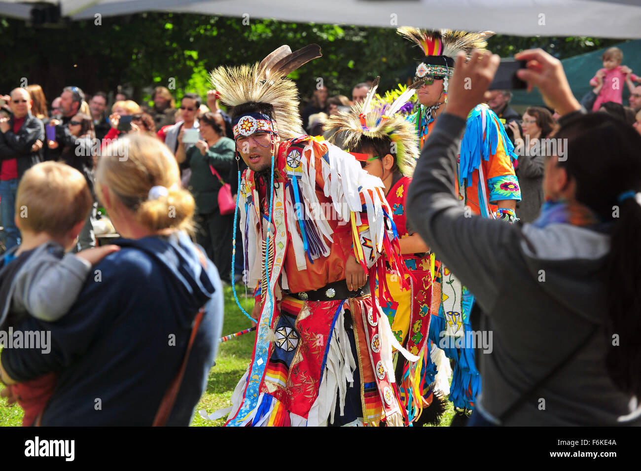 Les Canadiens autochtones dance devant une foule lors d'un Pow-wow organisé à Londres, en Ontario. Banque D'Images