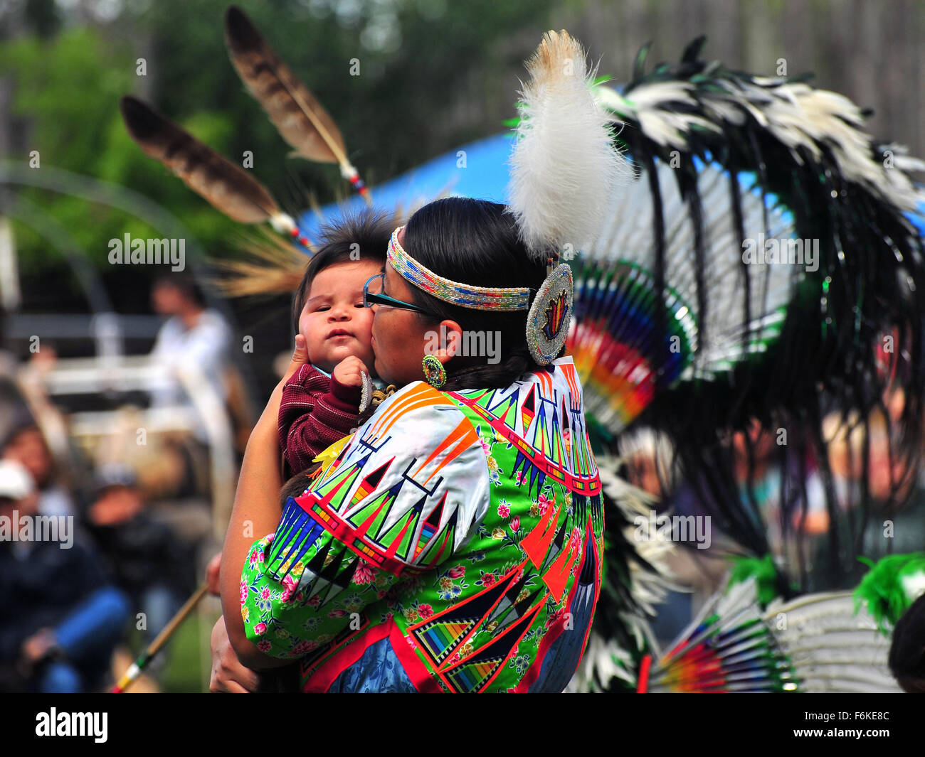 Une femme l'embrasse l'enfant durant un pow-wow a tenu à London, Ontario. Banque D'Images