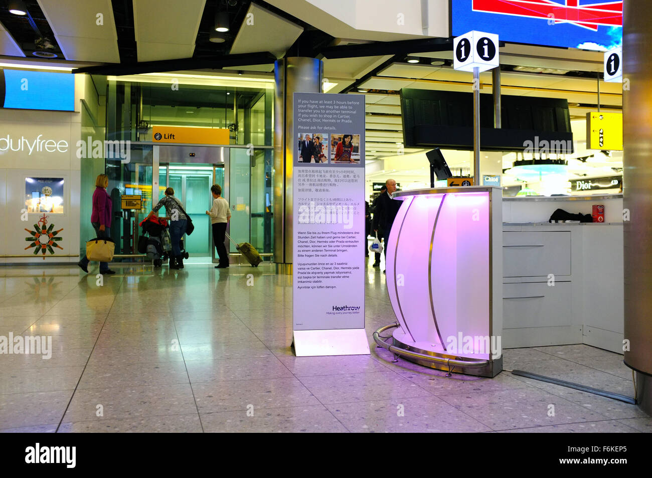 Un point d'information aide à l'intérieur de l'aéroport d'Heathrow au Royaume-Uni. Banque D'Images