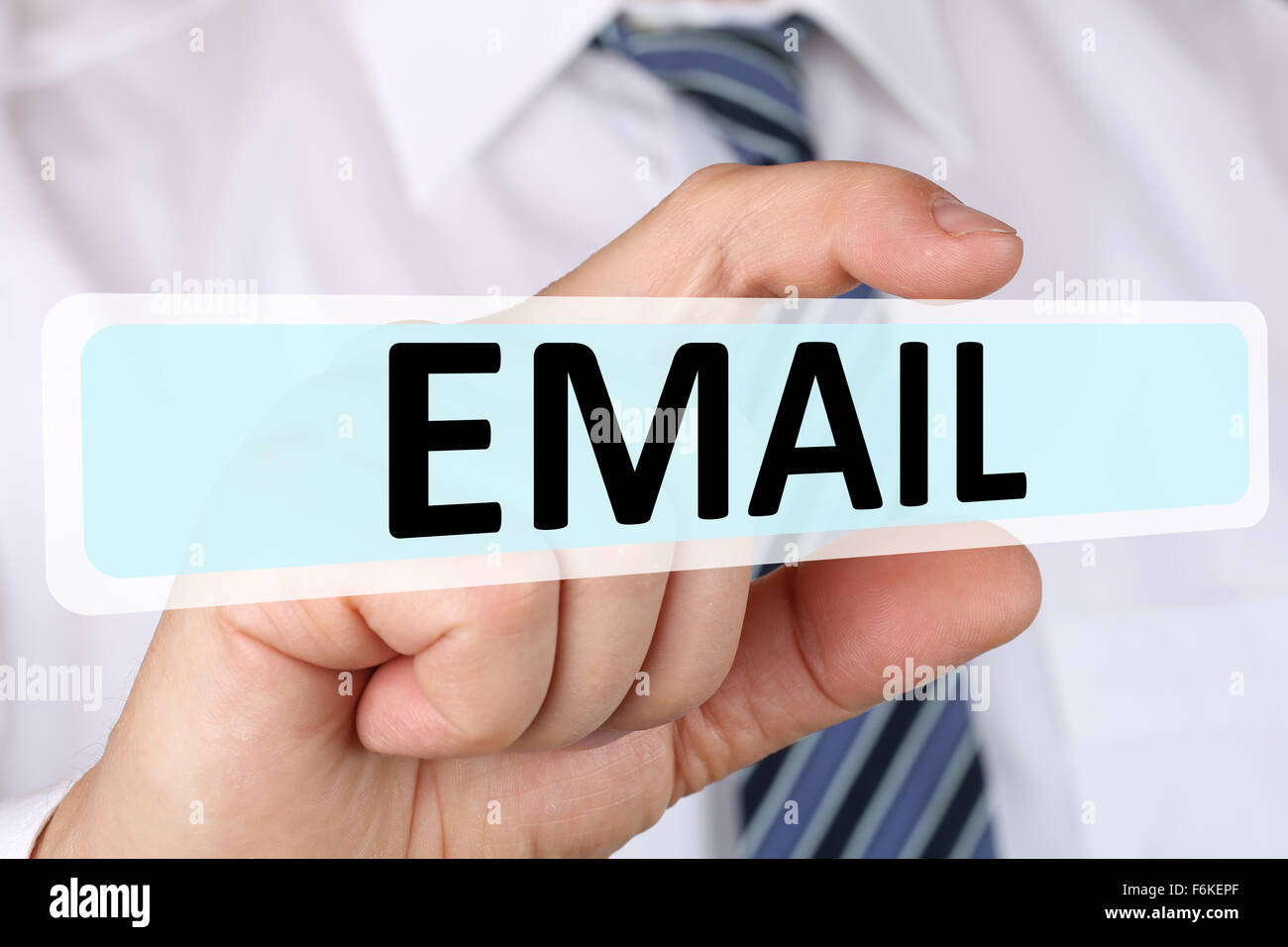 Concept d'entreprise d'affaires avec l'envoi d'e-mail E-mail via internet sur ordinateur Banque D'Images