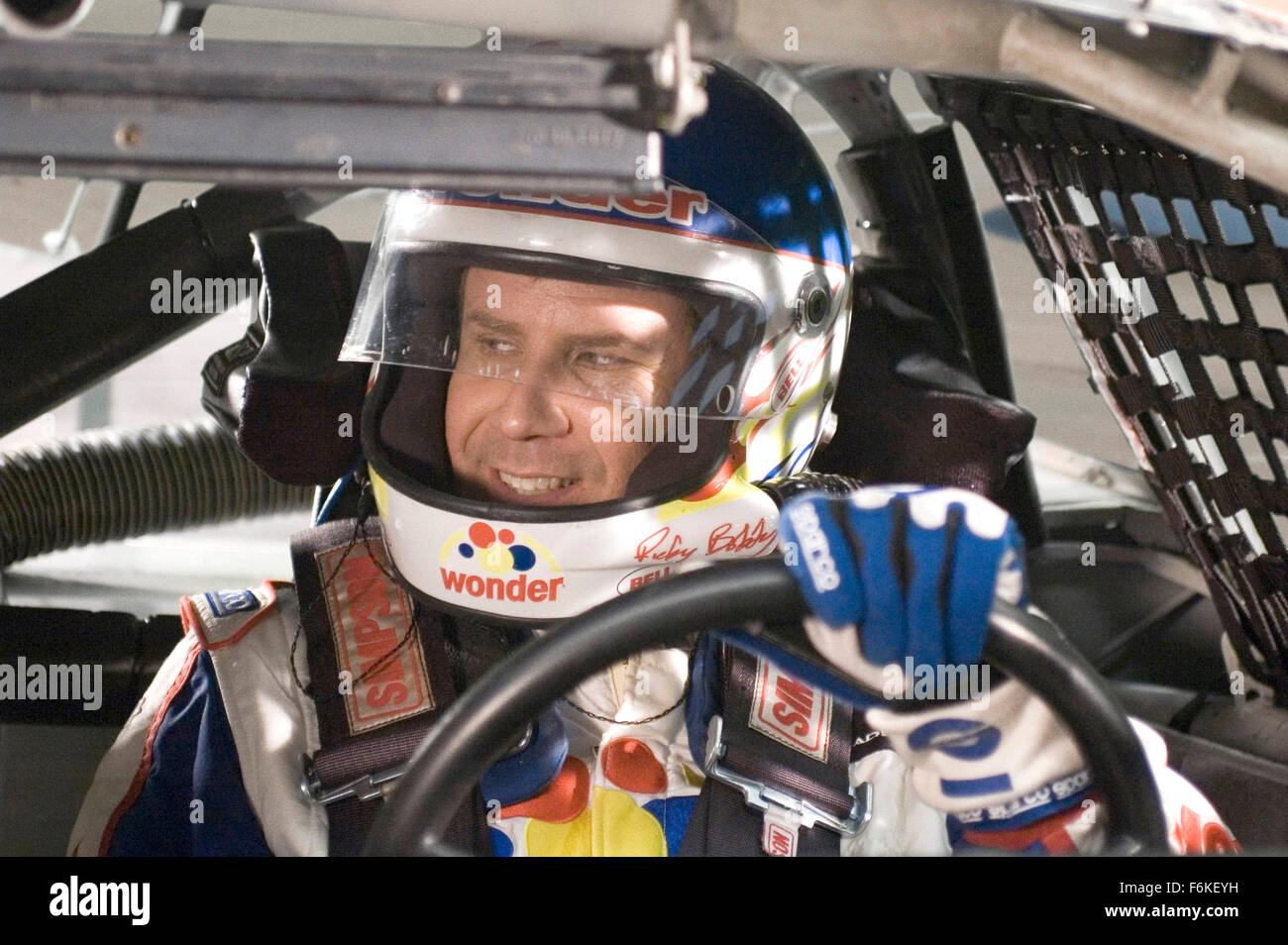 DATE DE SORTIE : 4 août 2006. Titre du film : Talladega Nights : The Ballad of Ricky Bobby. STUDIO : Columbia Pictures. Résumé : Les courses de voitures NASCAR Ricky Bobby sensation est un héros national en raison de son 'gagner à tout prix". Lui et son fidèle partenaire de course, ami d'enfance Cal Naughton Jr., sont un duo intrépide -- 'Shake' et 'Cuire' par leurs fans pour leur capacité à terminer tant de courses dans la # 1 et # 2 positions, avec toujours à la deuxième place. Sur la photo : Will Ferrell dans Ricky Bobby. Banque D'Images