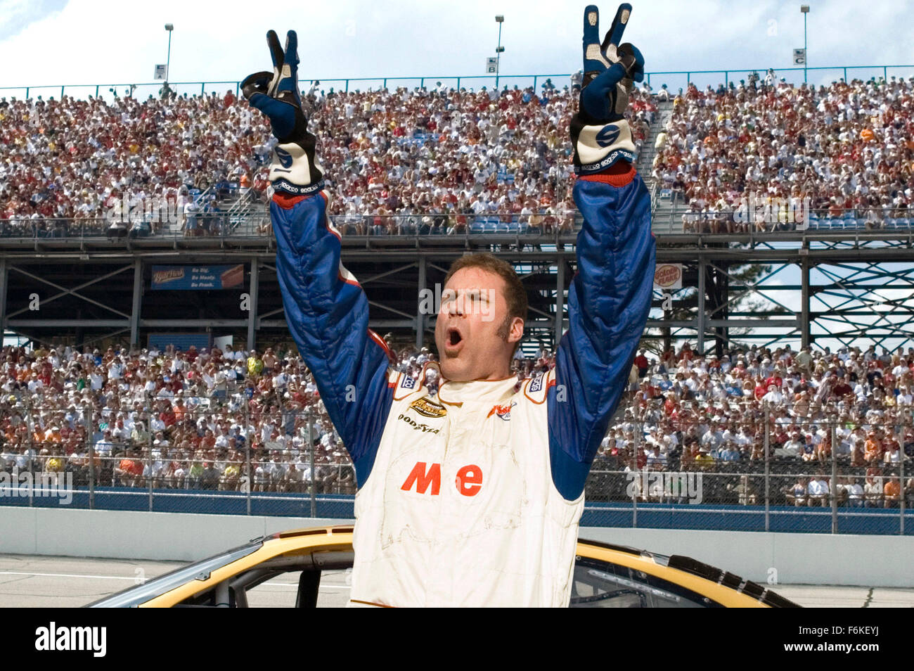 DATE DE SORTIE : 4 août 2006. Titre du film : Talladega Nights : The Ballad of Ricky Bobby. STUDIO : Columbia Pictures. Résumé : Les courses de voitures NASCAR Ricky Bobby sensation est un héros national en raison de son 'gagner à tout prix". Lui et son fidèle partenaire de course, ami d'enfance Cal Naughton Jr., sont un duo intrépide -- 'Shake' et 'Cuire' par leurs fans pour leur capacité à terminer tant de courses dans la # 1 et # 2 positions, avec toujours à la deuxième place. Sur la photo : Will Ferrell dans Ricky Bobby. Banque D'Images