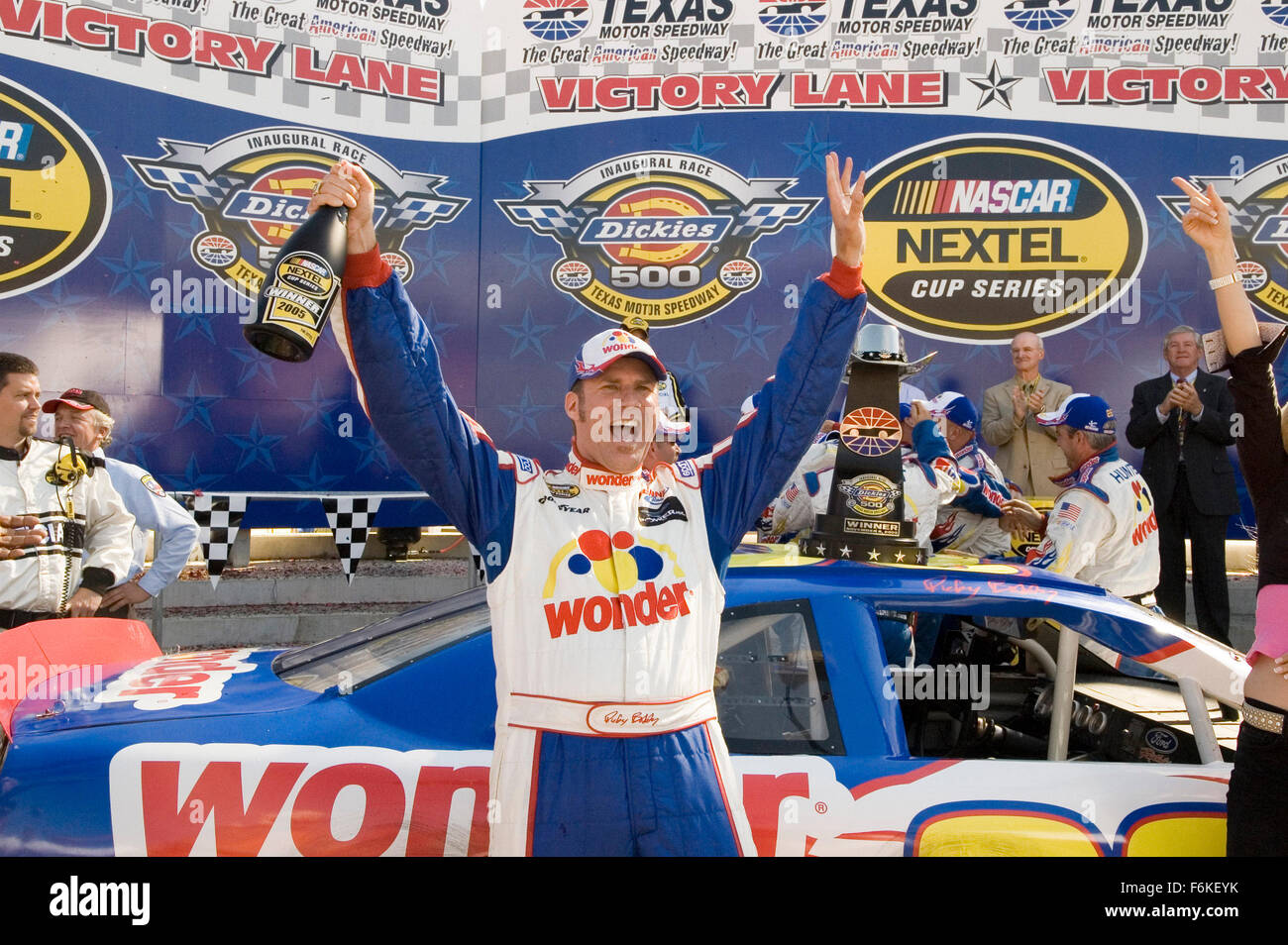 DATE DE SORTIE : 4 août 2006. Titre du film : Talladega Nights : The Ballad of Ricky Bobby. STUDIO : Columbia Pictures. Résumé : Les courses de voitures NASCAR Ricky Bobby sensation est un héros national en raison de son 'gagner à tout prix". Lui et son fidèle partenaire de course, ami d'enfance Cal Naughton Jr., sont un duo intrépide -- 'Shake' et 'Cuire' par leurs fans pour leur capacité à terminer tant de courses dans la # 1 et # 2 positions, avec toujours à la deuxième place. Sur la photo : Will Ferrell dans Ricky Bobby. Banque D'Images