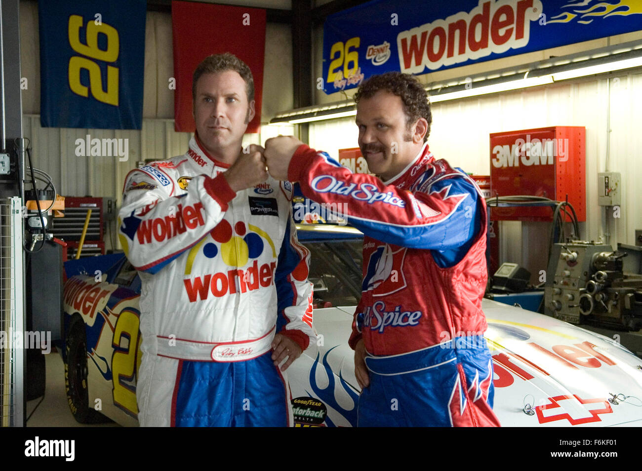 DATE DE SORTIE : 4 août 2006. Titre du film : Talladega Nights : The Ballad of Ricky Bobby. STUDIO : Columbia Pictures. Résumé : Les courses de voitures NASCAR Ricky Bobby sensation est un héros national en raison de son 'gagner à tout prix". Lui et son fidèle partenaire de course, ami d'enfance Cal Naughton Jr., sont un duo intrépide -- 'Shake' et 'Cuire' par leurs fans pour leur capacité à terminer tant de courses dans la # 1 et # 2 positions, avec toujours à la deuxième place. Sur la photo : Will Ferrell dans Ricky Bobby et John C. Reilly que Cal Naughton Jr. Banque D'Images