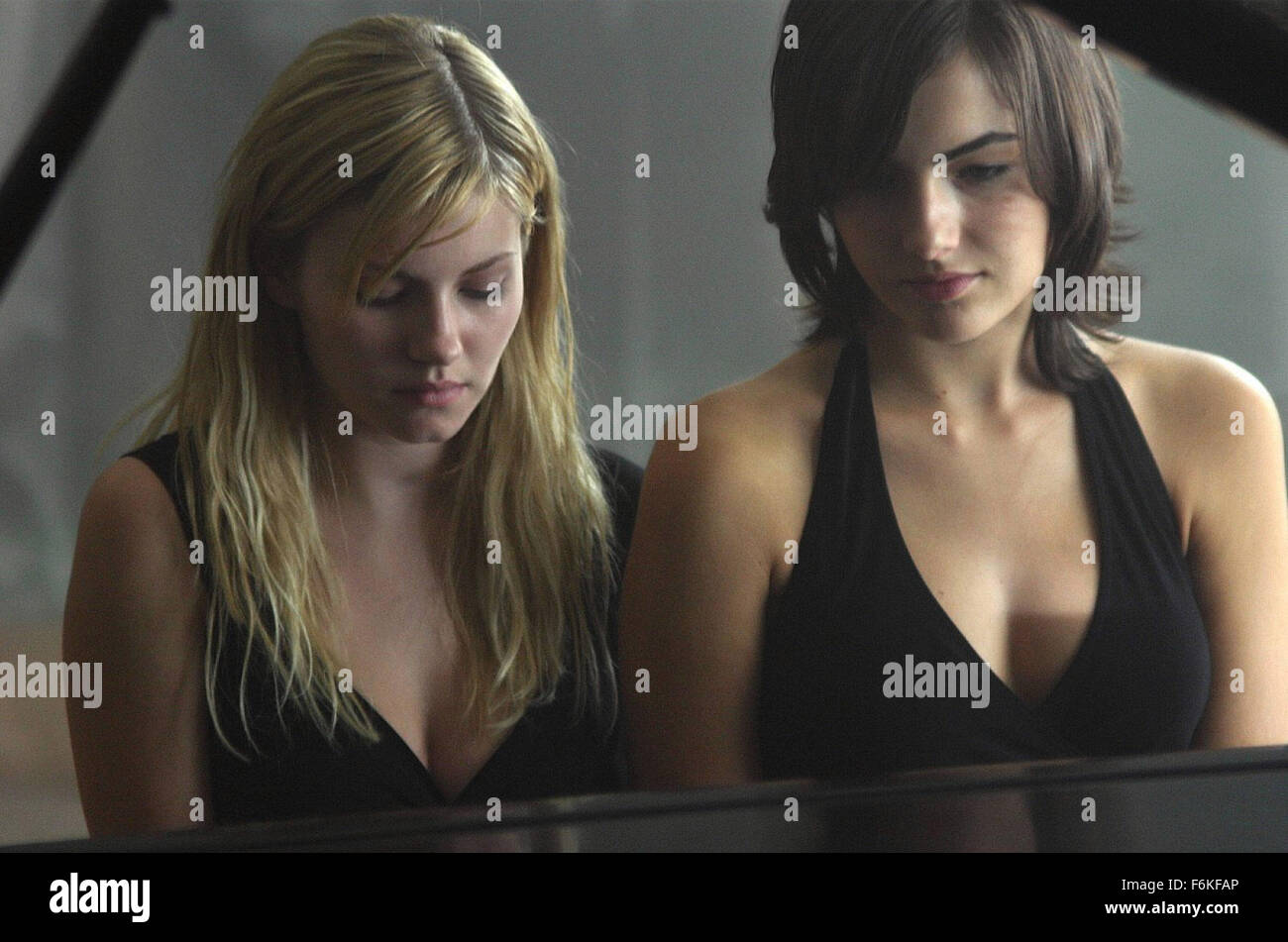 Oct 19, 2006 ; Los Angeles, CA, USA ; DATE DE SORTIE : 1 septembre 2006. Réalisateur : Jamie Babbit. STUDIO : Sony Pictures Classics. PLOT : Dot (Belle), une jeune femme sourd et muet, est envoyé pour vivre avec sa marraine (Falco et Donovan) et leur fille (Cuthbert). La nouvelle addition à la famille se rend compte que tout n'est pas copacetic dans la maison, et de la famille, viennent à la lumière. Sur la photo : L'actrice Elisha Cuthbert comme Nina Deer et l'actrice Camilla Belle comme Dot. Crédit obligatoire : Photo par Sony Pictures Classics. (C) Copyright 2006 par Sony Pictures Classics Banque D'Images