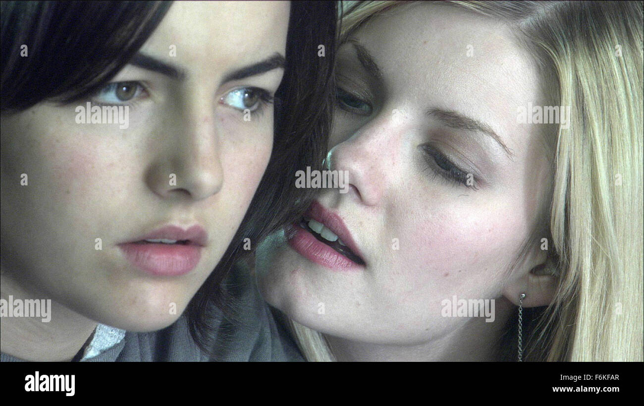 Oct 19, 2006 ; Los Angeles, CA, USA ; DATE DE SORTIE : 1 septembre 2006. Réalisateur : Jamie Babbit. STUDIO : Sony Pictures Classics. PLOT : Dot (Belle), une jeune femme sourd et muet, est envoyé pour vivre avec sa marraine (Falco et Donovan) et leur fille (Cuthbert). La nouvelle addition à la famille se rend compte que tout n'est pas copacetic dans la maison, et de la famille, viennent à la lumière. Sur la photo : L'actrice Elisha Cuthbert comme Nina Deer et l'actrice Camilla Belle comme Dot. Crédit obligatoire : Photo par Sony Pictures Classics. (C) Copyright 2006 par Sony Pictures Classics Banque D'Images