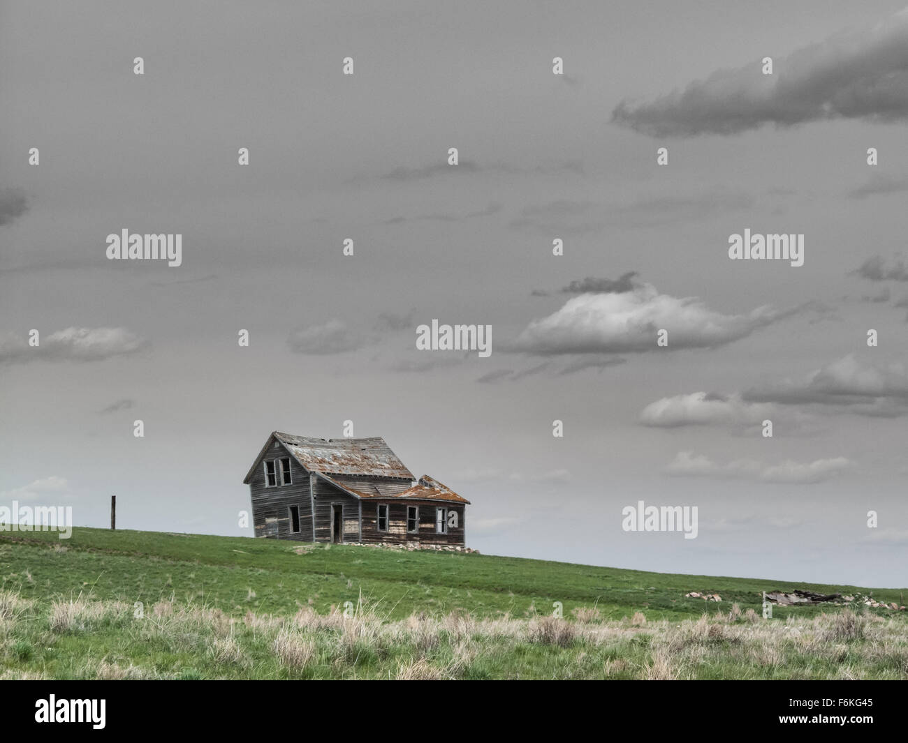 Vieille ferme abandonnée par mauvais temps dans les Prairies, les lacs Old Wives, Saskatchewan, Canada Banque D'Images