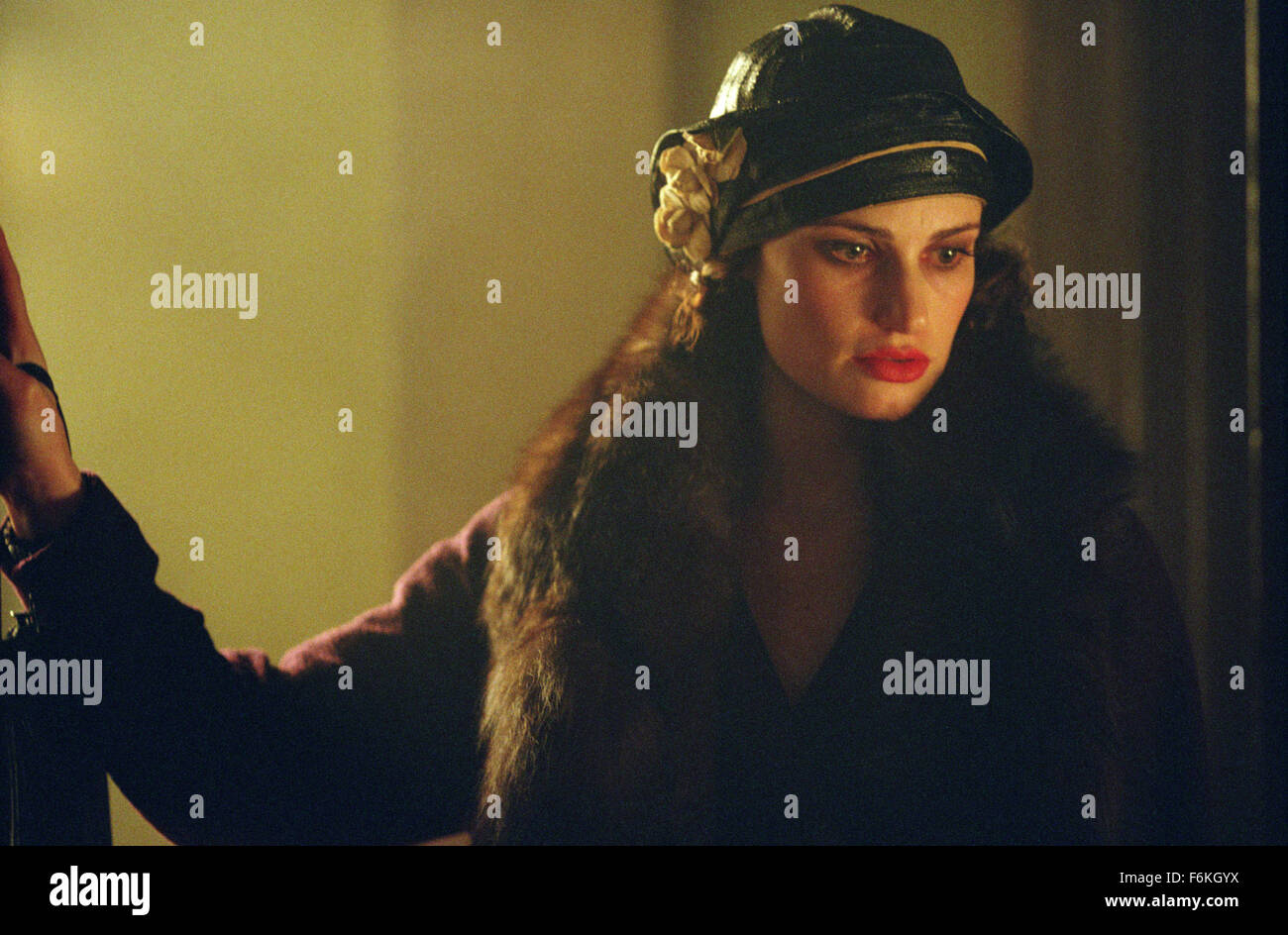 Oct 05, 2006 ; Los Angeles, CA, USA ; DATE DE SORTIE : 2 février 2006. Directeur : Robert Towne. STUDIO : Paramount Pictures. Résumé : Dans le Robert Towne-dirigé l'adaptation de John Fante l'époque de la dépression du roman, Hayek va jouer la beauté mexicaine fiery Camilla qui espère s'élever au-dessus de sa gare en épousant un riche Américain. C'est compliquée par séance Arturo Bandini (Farrell), un italien de première génération dans l'espoir d'une carrière d'écriture des terres et une blonde aux yeux bleus sur son bras. Sur la photo : actrice IDENA MENZEL comme Vera Rivkin. Crédit obligatoire : Photo par Paramount Pictures. (C) Copyright 2006 par P Banque D'Images