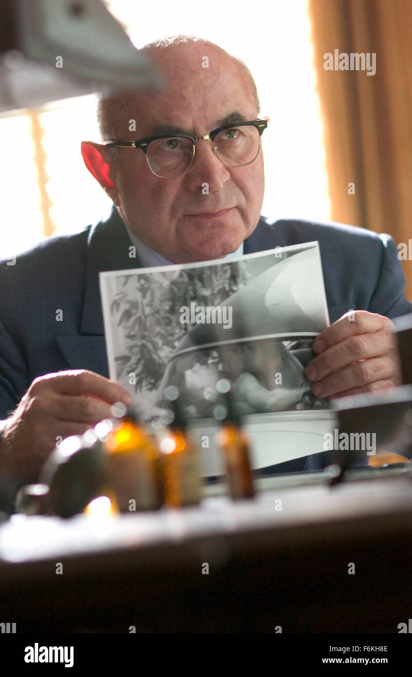 Oct 28, 2006 ; Los Angeles, CA, USA ; DATE DE SORTIE : 8 septembre 2006. Réalisateur : Allen Coulter. Entreprise : Focus Features. Résumé : L'exploration convaincante de la renommée et de l'identité, inspiré par l'un des plus célèbres d'Hollywood, des mystères. L'histoire suit un détective privé des années 50, qui enquête sur la mort mystérieuse de 'Superman' star George Reeves, met au jour des connexions inattendues à sa propre vie comme l'affaire devient plus personnelle. L'affaire torride Reeves a eu avec la femme d'un cadre d'un studio pourrait détenir la clé de la vérité. Photo : Bob Hoskins. Crédit obligatoire : Photo de George Kraychyk/ZUM Banque D'Images