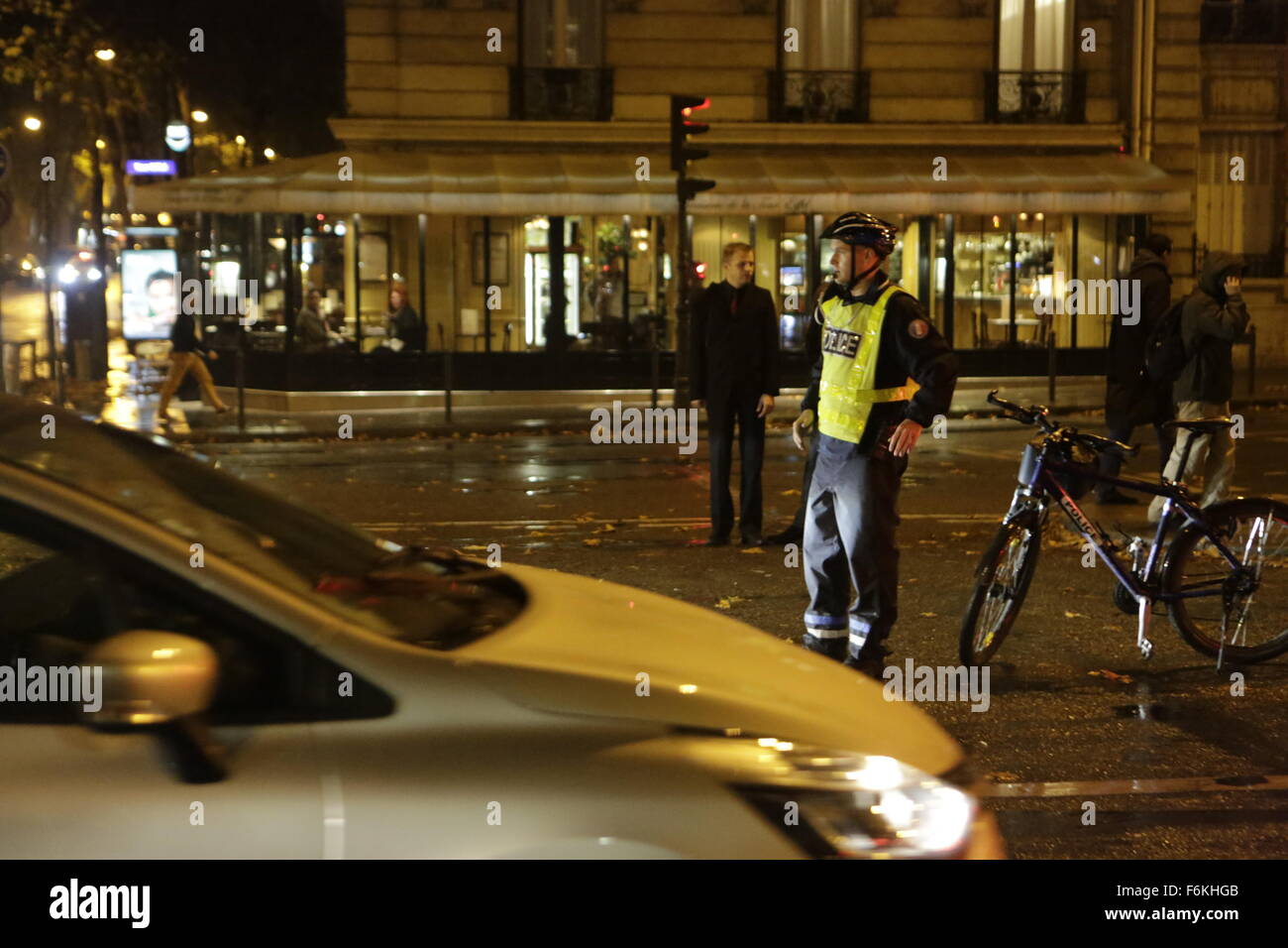 Paris, France. 17 novembre, 2015. Un agent de police dirige le trafic sur une rue qui mène à la Tour Eiffel. La zone autour de la Tour Eiffel a été évacuée après une bombe thread n'avait été reçu. Après le salon a été vérifié, aucun périphérique n'a été trouvé et le secteur a été ouvert à nouveau pour le public. Crédit : Michael Debets/Pacific Press/Alamy Live News Banque D'Images