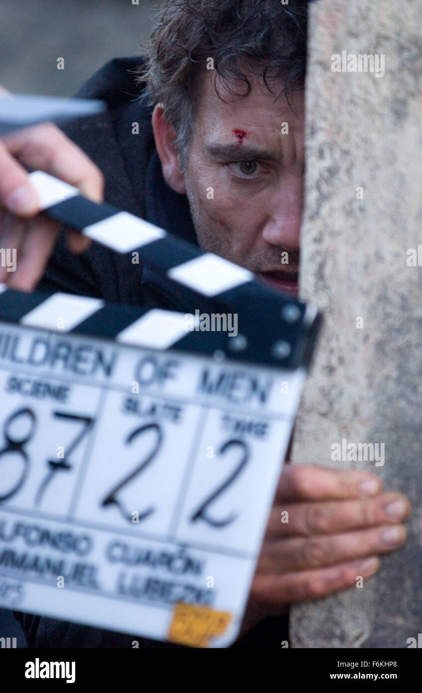 DATE DE SORTIE : 5 janvier 2007. Titre du film : les enfants des hommes. STUDIO : Universal Pictures. Résumé : En 2027, dans un monde chaotique où les êtres humains ne peuvent plus procréer, un ancien activiste accepte de transporter une femme enceinte miraculeusement à un sanctuaire en mer, où sa naissance de l'enfant peut aider les scientifiques à sauver l'avenir de l'humanité. Sur la photo : CLIVE OWEN que Theo Faron. Banque D'Images