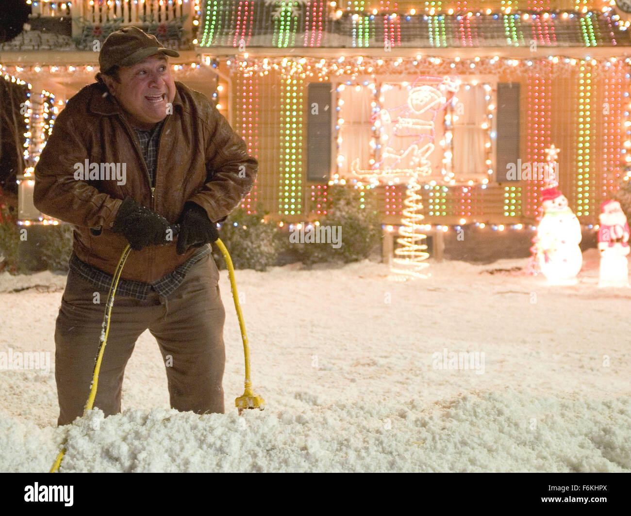 DATE DE SORTIE : Novembre 22, 2006. Titre du film : Deck the halls. STUDIO : 20th Century Fox. Résumé : Cette maison de la comédie est centrée autour de deux voisins dans une petite ville de la Nouvelle-Angleterre qui vont à la guerre quand l'un d'eux décide de décorer sa maison avec un si grand nombre de lumières de Noël qu'ils sont visibles depuis l'espace. Le quartier est à l'envers comme les familles essaient de découvrir le vrai sens de Noël. Sur la photo : Matthew Broderick comme Steve Finch et DANNY DEVITO comme Buddy Hall. Banque D'Images