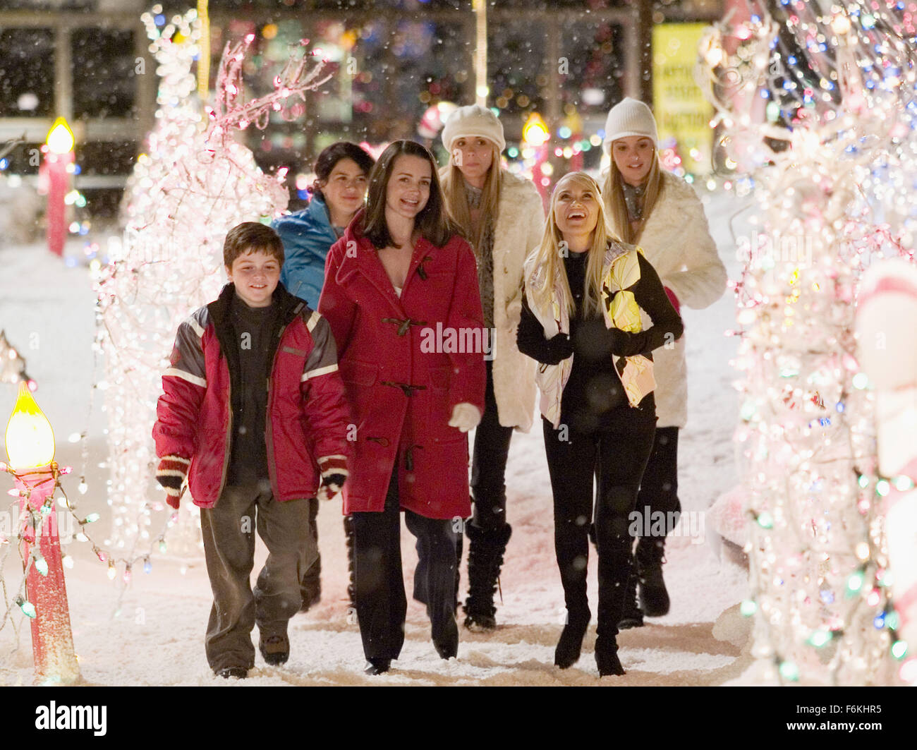 DATE DE SORTIE : Novembre 22, 2006. Titre du film : Deck the halls. STUDIO : 20th Century Fox. Résumé : Cette maison de la comédie est centrée autour de deux voisins dans une petite ville de la Nouvelle-Angleterre qui vont à la guerre quand l'un d'eux décide de décorer sa maison avec un si grand nombre de lumières de Noël qu'ils sont visibles depuis l'espace. Le quartier est à l'envers comme les familles essaient de découvrir le vrai sens de Noël. Sur la photo : DYLAN BLEU que Carter Finch, ALIA SHAWKAT comme Madison Finch, Kristin Davis comme Kelly Finch, SABRINA ALDRIDGE comme Emily Hall, Kristin Chenoweth comme Tia Hall et KELLY ADRIDGE Ashley Hall. Banque D'Images