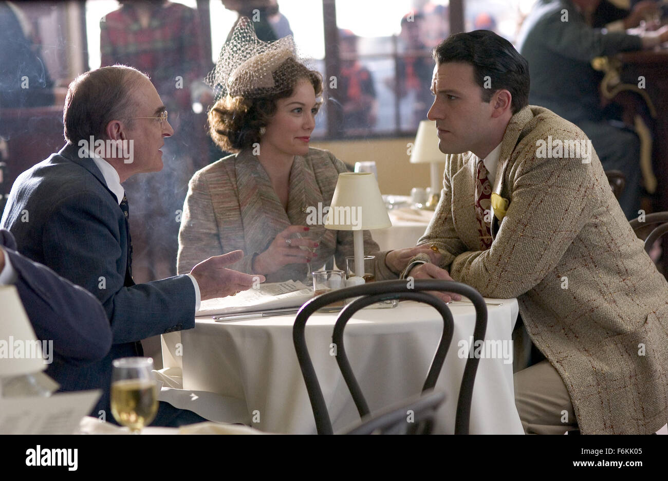 Sep 05, 2006 ; Los Angeles, CA, USA ; DATE DE SORTIE : 8 septembre 2006. Réalisateur : Allen Coulter. Entreprise : Focus Features. Résumé : L'exploration convaincante de la renommée et de l'identité, inspiré par l'un des plus célèbres d'Hollywood, des mystères. L'histoire suit un détective privé des années 50, qui enquête sur la mort mystérieuse de 'Superman' star George Reeves, met au jour des connexions inattendues à sa propre vie comme l'affaire devient plus personnelle. L'affaire torride Reeves a eu avec la femme d'un cadre d'un studio pourrait détenir la clé de la vérité. Sur la photo : JEFFREY DEMUNN (gauche) Ben Affleck (R) et DIANE LANE (C). Ma Banque D'Images