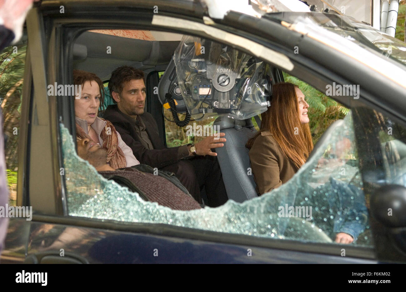 DATE DE SORTIE : 5 janvier 2007. Titre du film : les enfants des hommes. STUDIO : Universal Pictures. Résumé : En 2027, dans un monde chaotique où les êtres humains ne peuvent plus procréer, un ancien activiste accepte de transporter une femme enceinte miraculeusement à un sanctuaire en mer, où sa naissance de l'enfant peut aider les scientifiques à sauver l'avenir de l'humanité. Sur la photo : PAM FERRIS, CLIVE OWEN et Julianne Moore sur le plateau. Banque D'Images