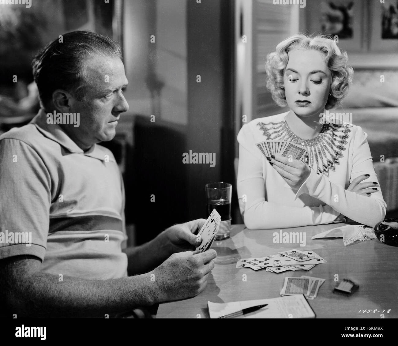 Jan 12, 2007 ; Hollywood, CA, USA ; DATE DE SORTIE : Janvier 11, 1950. Réalisateur : John Berry. STUDIO : MGM. PLOT : un timide pharmacie manager tourne killer après sa complicité femme le quitte pour un autre homme. Il conçoit un plan complexe, qui suppose la prise d'une nouvelle identité, pour qu'il ressemble à quelqu'un d'autre a tué son nouveau petit ami. Les choses prennent un tour inattendu quand quelqu'un d'autre s'engage le premier meurtre et il devient le premier suspect. Photo : AUDREY BASCULE. Crédit obligatoire : Photo par MGM. (C) Copyright 2007 par MGM Banque D'Images