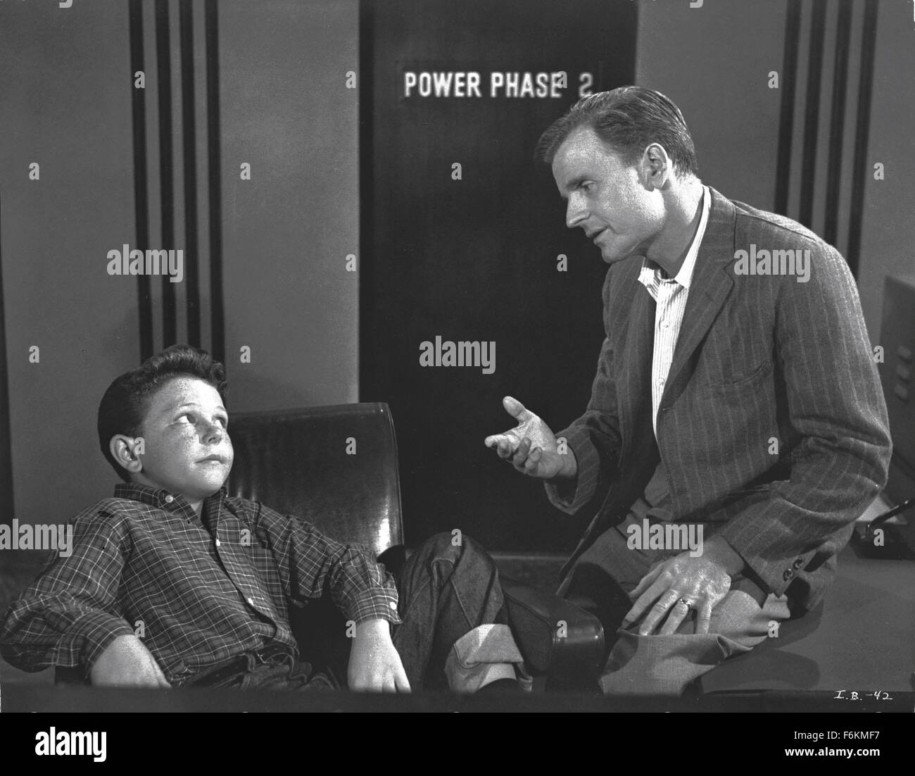 Jan 12, 2007 ; Hollywood, CA, USA ; DATE DE SORTIE : octobre 1961. Directeur : Herman Hoffman. STUDIO : MGM. PLOT : Timmie est un dix-année-vieux garçon : il aime le plaisir et de malice et qu'il déteste pour étudier. Quand son père, un scientifique dans le but d'améliorer l'esprit de Timmie plops, lui devant le super-ordinateur, le garçon acquiert plus de comment battre son papa aux échecs. Avec des conceptions sur la domination du monde, l'ordinateur est Timmie réactiver Robbie le Robot et dirige la carcasse métallique pour faire son offre. Mais tandis que Robbie est un larbin efficace, peut-il être fait pour nuire au garçon qui lui a donné la vie ? Sur la photo : RICHARD EYER Banque D'Images