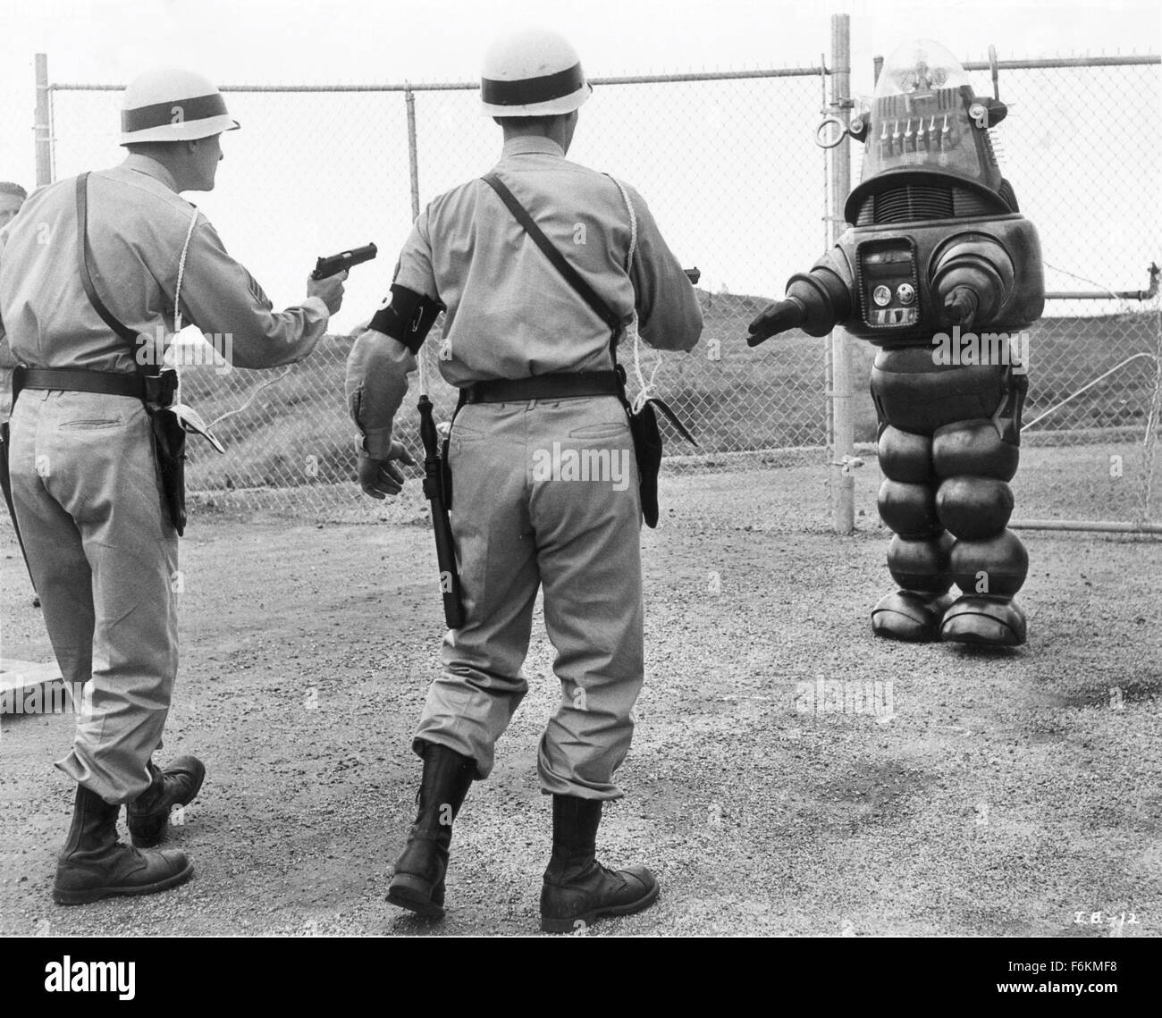 Jan 12, 2007 ; Hollywood, CA, USA ; DATE DE SORTIE : octobre 1961. Directeur : Herman Hoffman. STUDIO : MGM. PLOT : Timmie est un dix-année-vieux garçon : il aime le plaisir et de malice et qu'il déteste pour étudier. Quand son père, un scientifique dans le but d'améliorer l'esprit de Timmie plops, lui devant le super-ordinateur, le garçon acquiert plus de comment battre son papa aux échecs. Avec des conceptions sur la domination du monde, l'ordinateur est Timmie réactiver Robbie le Robot et dirige la carcasse métallique pour faire son offre. Mais tandis que Robbie est un larbin efficace, peut-il être fait pour nuire au garçon qui lui a donné la vie ? Crédit obligatoire : Ph Banque D'Images