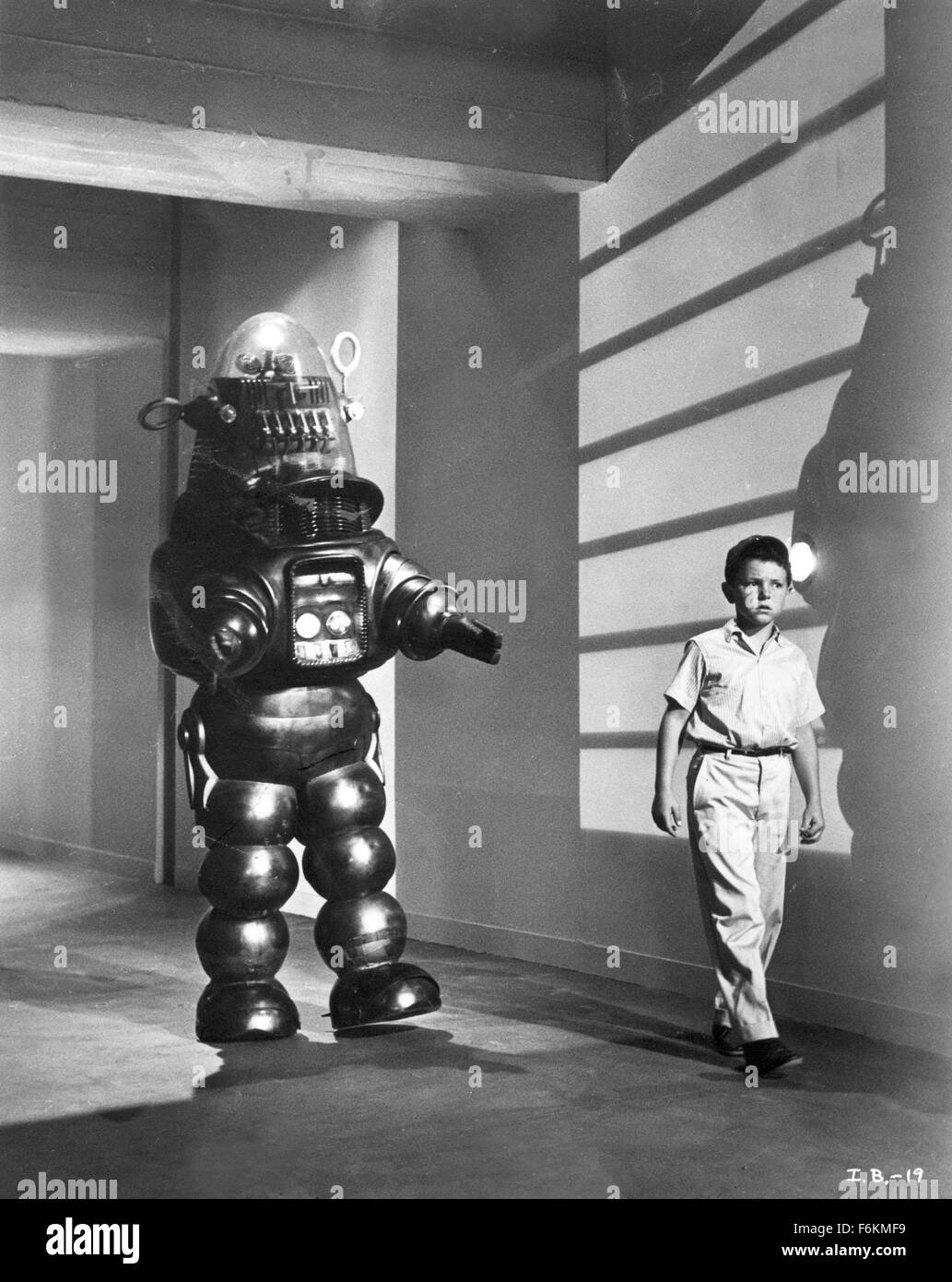 Jan 12, 2007 ; Hollywood, CA, USA ; DATE DE SORTIE : octobre 1961. Directeur : Herman Hoffman. STUDIO : MGM. PLOT : Timmie est un dix-année-vieux garçon : il aime le plaisir et de malice et qu'il déteste pour étudier. Quand son père, un scientifique dans le but d'améliorer l'esprit de Timmie plops, lui devant le super-ordinateur, le garçon acquiert plus de comment battre son papa aux échecs. Avec des conceptions sur la domination du monde, l'ordinateur est Timmie réactiver Robbie le Robot et dirige la carcasse métallique pour faire son offre. Mais tandis que Robbie est un larbin efficace, peut-il être fait pour nuire au garçon qui lui a donné la vie ? Sur la photo : RICHARD EYER Banque D'Images