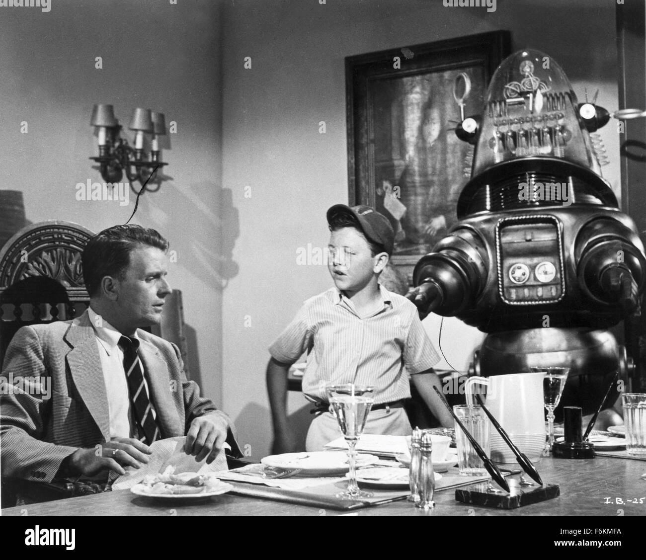 Jan 12, 2007 ; Hollywood, CA, USA ; DATE DE SORTIE : octobre 1961. Directeur : Herman Hoffman. STUDIO : MGM. PLOT : Timmie est un dix-année-vieux garçon : il aime le plaisir et de malice et qu'il déteste pour étudier. Quand son père, un scientifique dans le but d'améliorer l'esprit de Timmie plops, lui devant le super-ordinateur, le garçon acquiert plus de comment battre son papa aux échecs. Avec des conceptions sur la domination du monde, l'ordinateur est Timmie réactiver Robbie le Robot et dirige la carcasse métallique pour faire son offre. Mais tandis que Robbie est un larbin efficace, peut-il être fait pour nuire au garçon qui lui a donné la vie ? Sur la photo : RICHARD EYER Banque D'Images