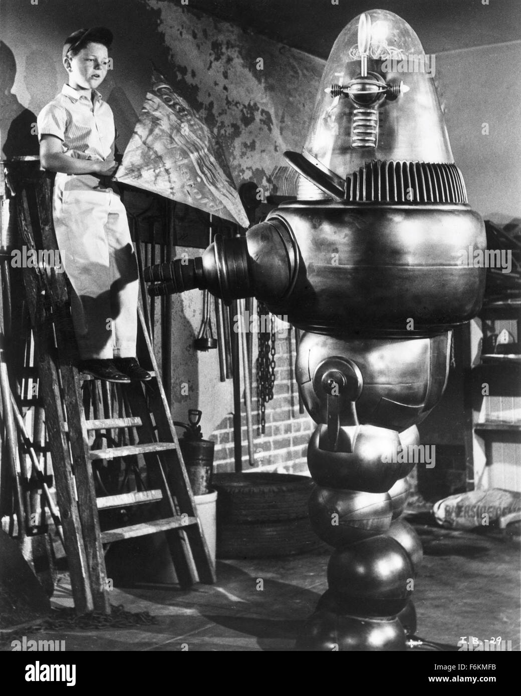 Jan 12, 2007 ; Hollywood, CA, USA ; DATE DE SORTIE : octobre 1961. Directeur : Herman Hoffman. STUDIO : MGM. PLOT : Timmie est un dix-année-vieux garçon : il aime le plaisir et de malice et qu'il déteste pour étudier. Quand son père, un scientifique dans le but d'améliorer l'esprit de Timmie plops, lui devant le super-ordinateur, le garçon acquiert plus de comment battre son papa aux échecs. Avec des conceptions sur la domination du monde, l'ordinateur est Timmie réactiver Robbie le Robot et dirige la carcasse métallique pour faire son offre. Mais tandis que Robbie est un larbin efficace, peut-il être fait pour nuire au garçon qui lui a donné la vie ? Sur la photo : RICHARD EYER Banque D'Images