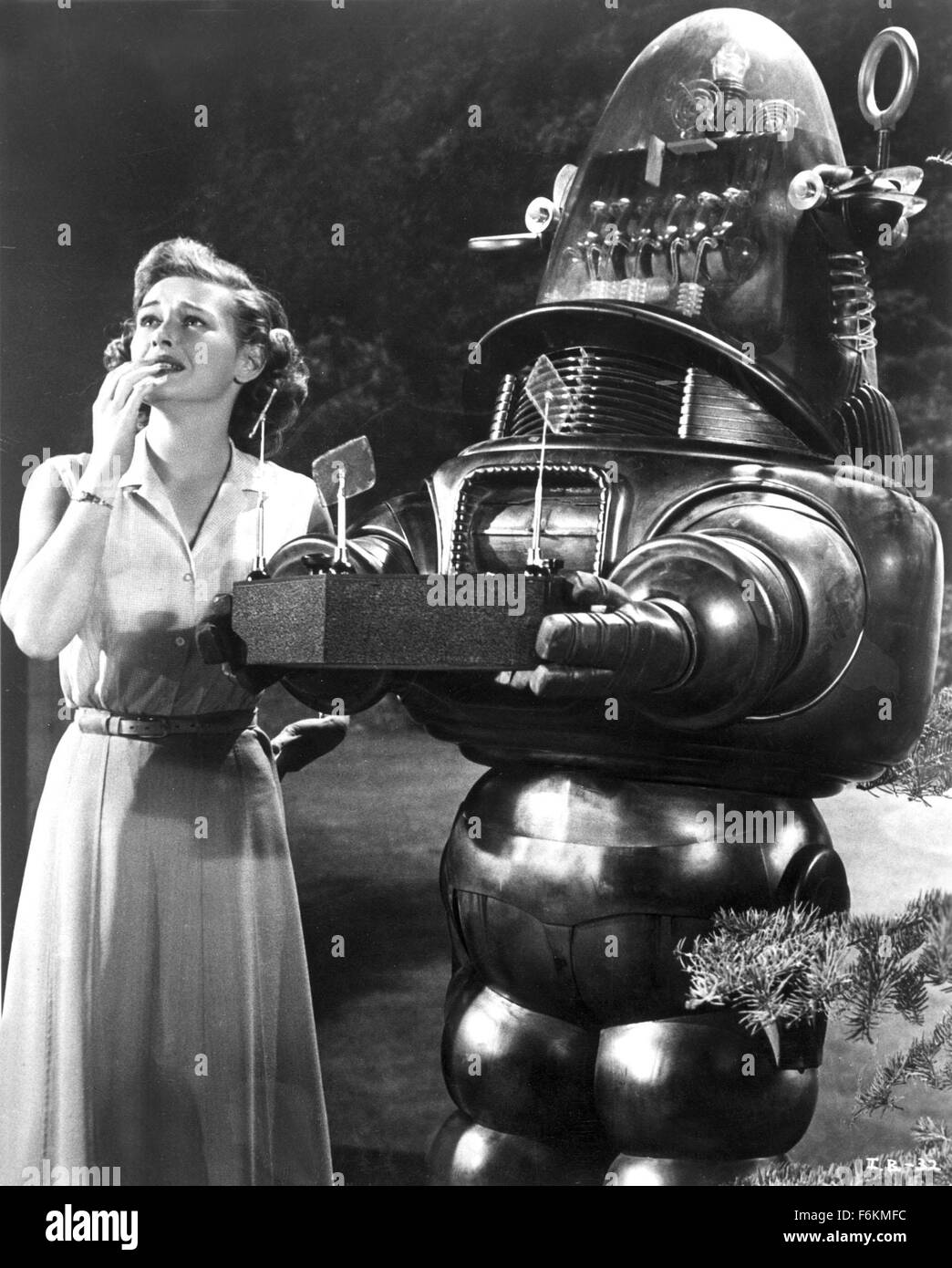 Jan 12, 2007 ; Hollywood, CA, USA ; DATE DE SORTIE : octobre 1961. Directeur : Herman Hoffman. STUDIO : MGM. PLOT : Timmie est un dix-année-vieux garçon : il aime le plaisir et de malice et qu'il déteste pour étudier. Quand son père, un scientifique dans le but d'améliorer l'esprit de Timmie plops, lui devant le super-ordinateur, le garçon acquiert plus de comment battre son papa aux échecs. Avec des conceptions sur la domination du monde, l'ordinateur est Timmie réactiver Robbie le Robot et dirige la carcasse métallique pour faire son offre. Mais tandis que Robbie est un larbin efficace, peut-il être fait pour nuire au garçon qui lui a donné la vie ? Crédit obligatoire : Ph Banque D'Images