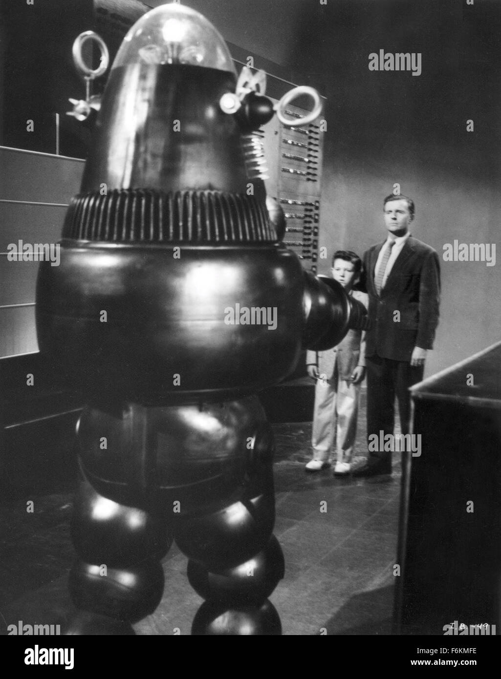 Jan 12, 2007 ; Hollywood, CA, USA ; DATE DE SORTIE : octobre 1961. Directeur : Herman Hoffman. STUDIO : MGM. PLOT : Timmie est un dix-année-vieux garçon : il aime le plaisir et de malice et qu'il déteste pour étudier. Quand son père, un scientifique dans le but d'améliorer l'esprit de Timmie plops, lui devant le super-ordinateur, le garçon acquiert plus de comment battre son papa aux échecs. Avec des conceptions sur la domination du monde, l'ordinateur est Timmie réactiver Robbie le Robot et dirige la carcasse métallique pour faire son offre. Mais tandis que Robbie est un larbin efficace, peut-il être fait pour nuire au garçon qui lui a donné la vie ? Sur la photo : RICHARD EYER Banque D'Images