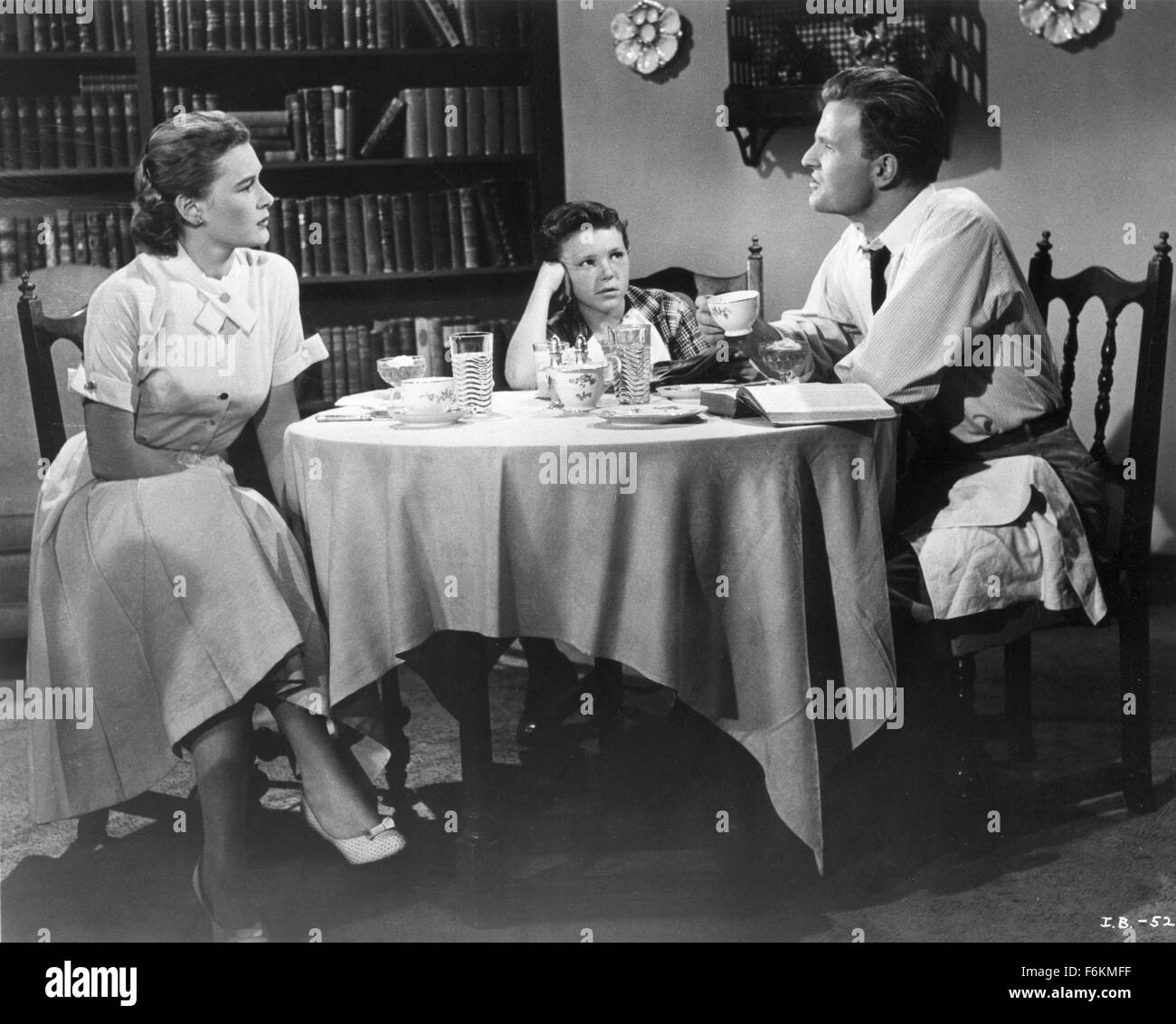 Jan 12, 2007 ; Hollywood, CA, USA ; DATE DE SORTIE : octobre 1961. Directeur : Herman Hoffman. STUDIO : MGM. PLOT : Timmie est un dix-année-vieux garçon : il aime le plaisir et de malice et qu'il déteste pour étudier. Quand son père, un scientifique dans le but d'améliorer l'esprit de Timmie plops, lui devant le super-ordinateur, le garçon acquiert plus de comment battre son papa aux échecs. Avec des conceptions sur la domination du monde, l'ordinateur est Timmie réactiver Robbie le Robot et dirige la carcasse métallique pour faire son offre. Mais tandis que Robbie est un larbin efficace, peut-il être fait pour nuire au garçon qui lui a donné la vie ? Sur la photo : RICHARD EYER Banque D'Images