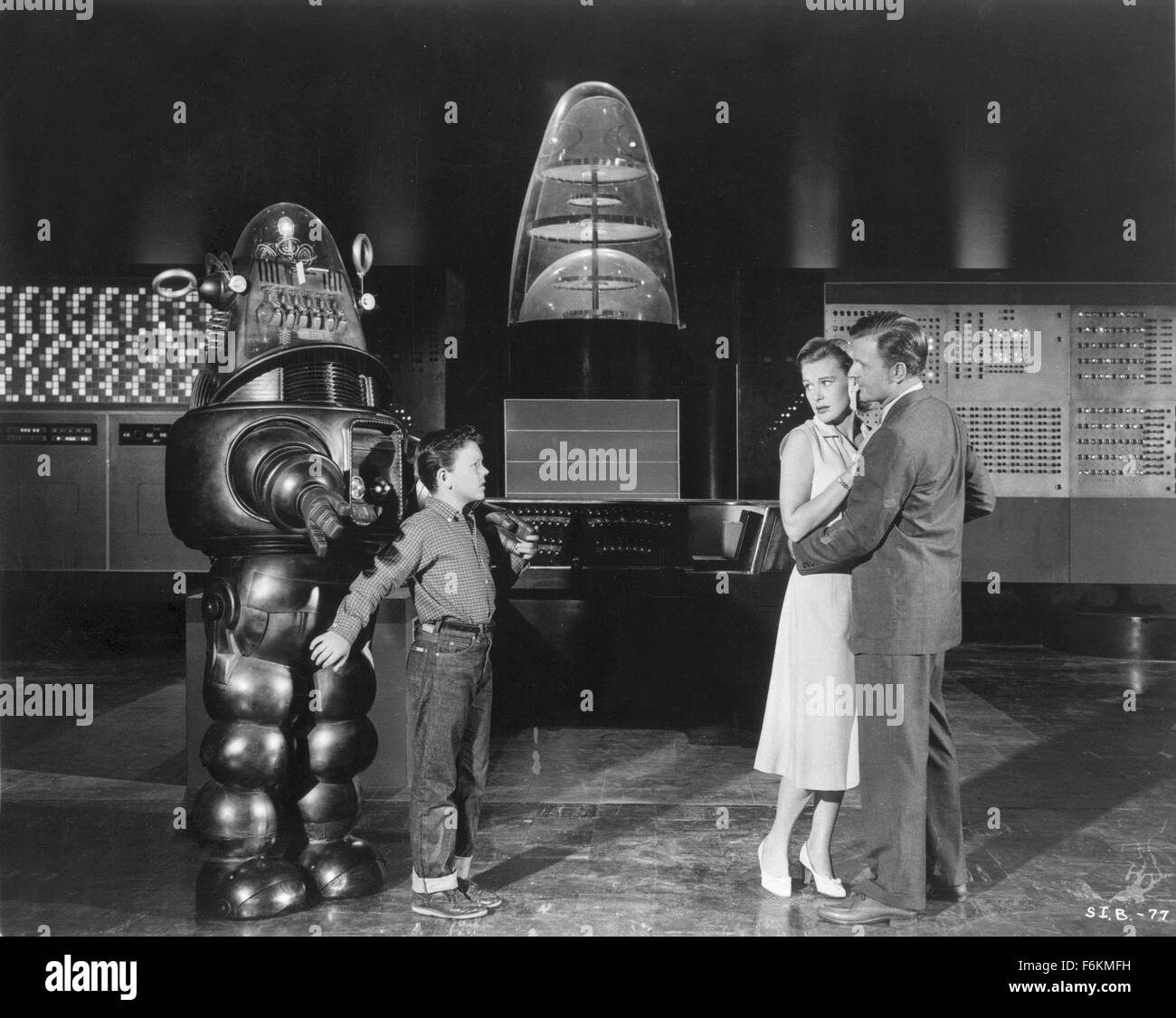 Jan 12, 2007 ; Hollywood, CA, USA ; DATE DE SORTIE : octobre 1961. Directeur : Herman Hoffman. STUDIO : MGM. PLOT : Timmie est un dix-année-vieux garçon : il aime le plaisir et de malice et qu'il déteste pour étudier. Quand son père, un scientifique dans le but d'améliorer l'esprit de Timmie plops, lui devant le super-ordinateur, le garçon acquiert plus de comment battre son papa aux échecs. Avec des conceptions sur la domination du monde, l'ordinateur est Timmie réactiver Robbie le Robot et dirige la carcasse métallique pour faire son offre. Mais tandis que Robbie est un larbin efficace, peut-il être fait pour nuire au garçon qui lui a donné la vie ? Sur la photo : RICHARD EYER Banque D'Images