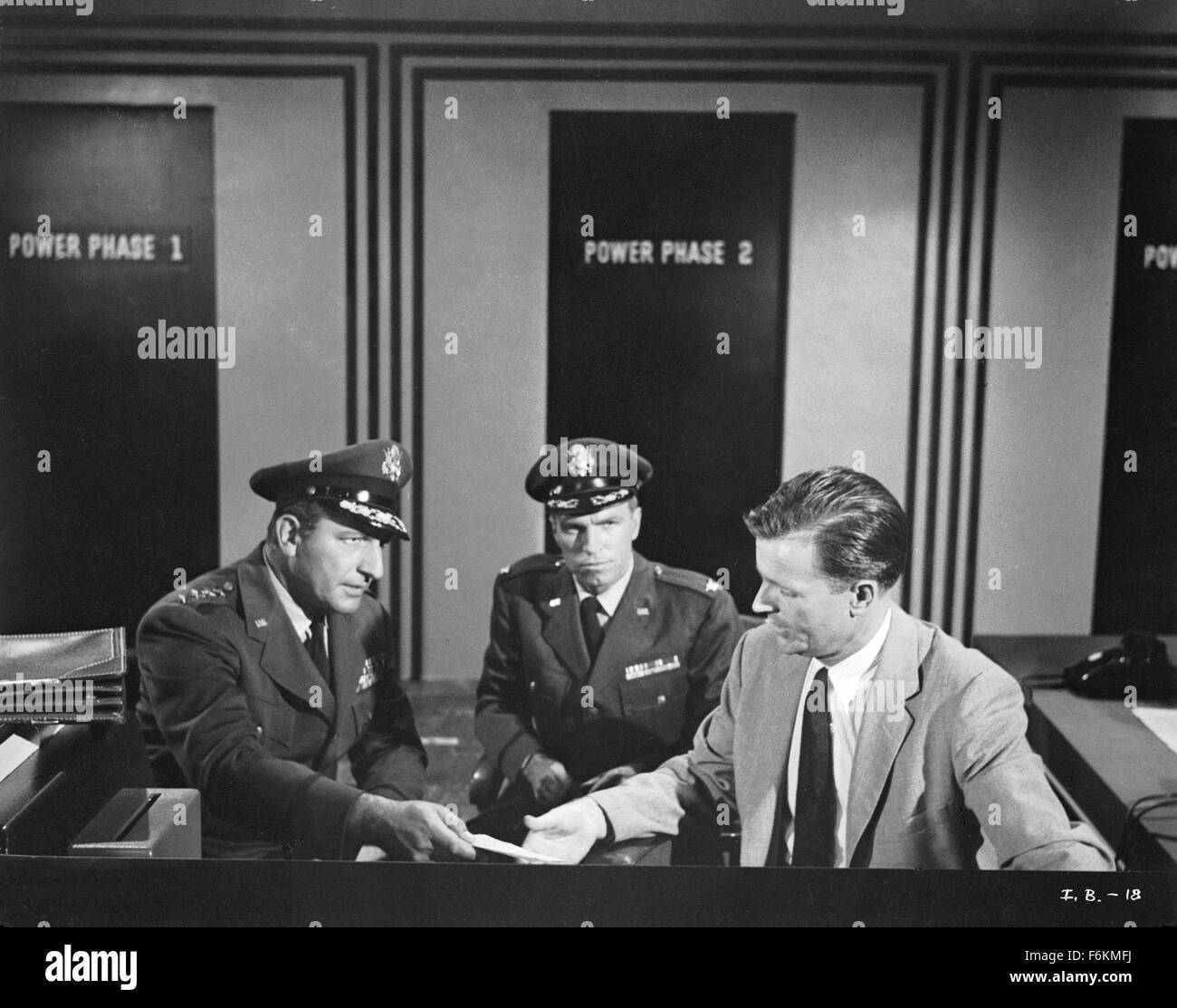 Jan 12, 2007 ; Hollywood, CA, USA ; DATE DE SORTIE : octobre 1961. Directeur : Herman Hoffman. STUDIO : MGM. PLOT : Timmie est un dix-année-vieux garçon : il aime le plaisir et de malice et qu'il déteste pour étudier. Quand son père, un scientifique dans le but d'améliorer l'esprit de Timmie plops, lui devant le super-ordinateur, le garçon acquiert plus de comment battre son papa aux échecs. Avec des conceptions sur la domination du monde, l'ordinateur est Timmie réactiver Robbie le Robot et dirige la carcasse métallique pour faire son offre. Mais tandis que Robbie est un larbin efficace, peut-il être fait pour nuire au garçon qui lui a donné la vie ? Crédit obligatoire : Ph Banque D'Images