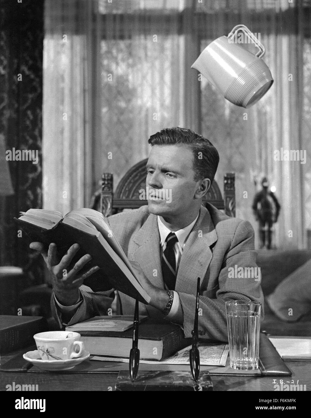 Jan 12, 2007 ; Hollywood, CA, USA ; DATE DE SORTIE : octobre 1961. Directeur : Herman Hoffman. STUDIO : MGM. PLOT : Timmie est un dix-année-vieux garçon : il aime le plaisir et de malice et qu'il déteste pour étudier. Quand son père, un scientifique dans le but d'améliorer l'esprit de Timmie plops, lui devant le super-ordinateur, le garçon acquiert plus de comment battre son papa aux échecs. Avec des conceptions sur la domination du monde, l'ordinateur est Timmie réactiver Robbie le Robot et dirige la carcasse métallique pour faire son offre. Mais tandis que Robbie est un larbin efficace, peut-il être fait pour nuire au garçon qui lui a donné la vie ? Crédit obligatoire : Ph Banque D'Images